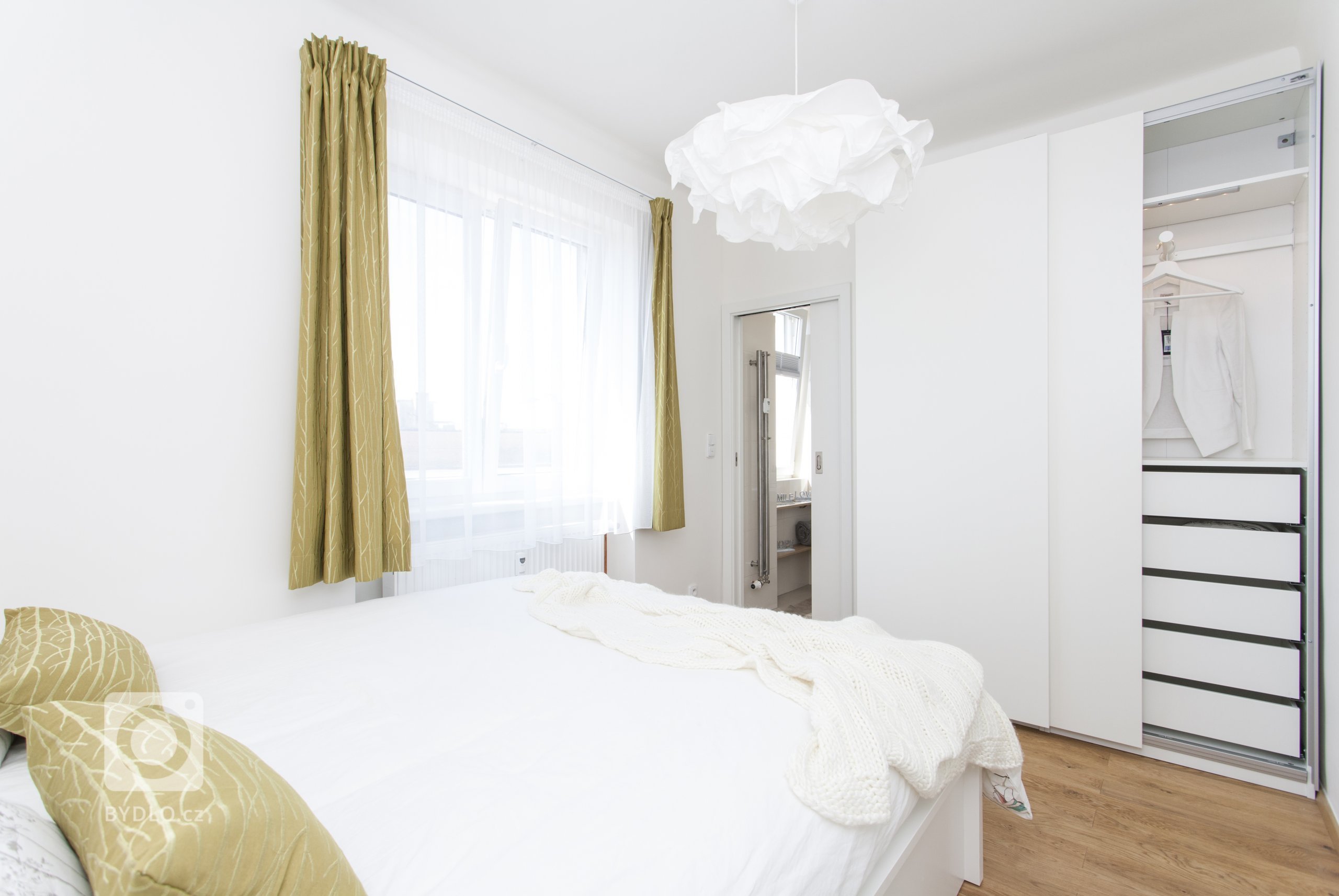 Projekt Dělnická vznikl pro jednu mladou maminku, která nežije v České republice, ale před časem se rozhodla, že si tu koupí byt, aby měla kde být, když se sem…