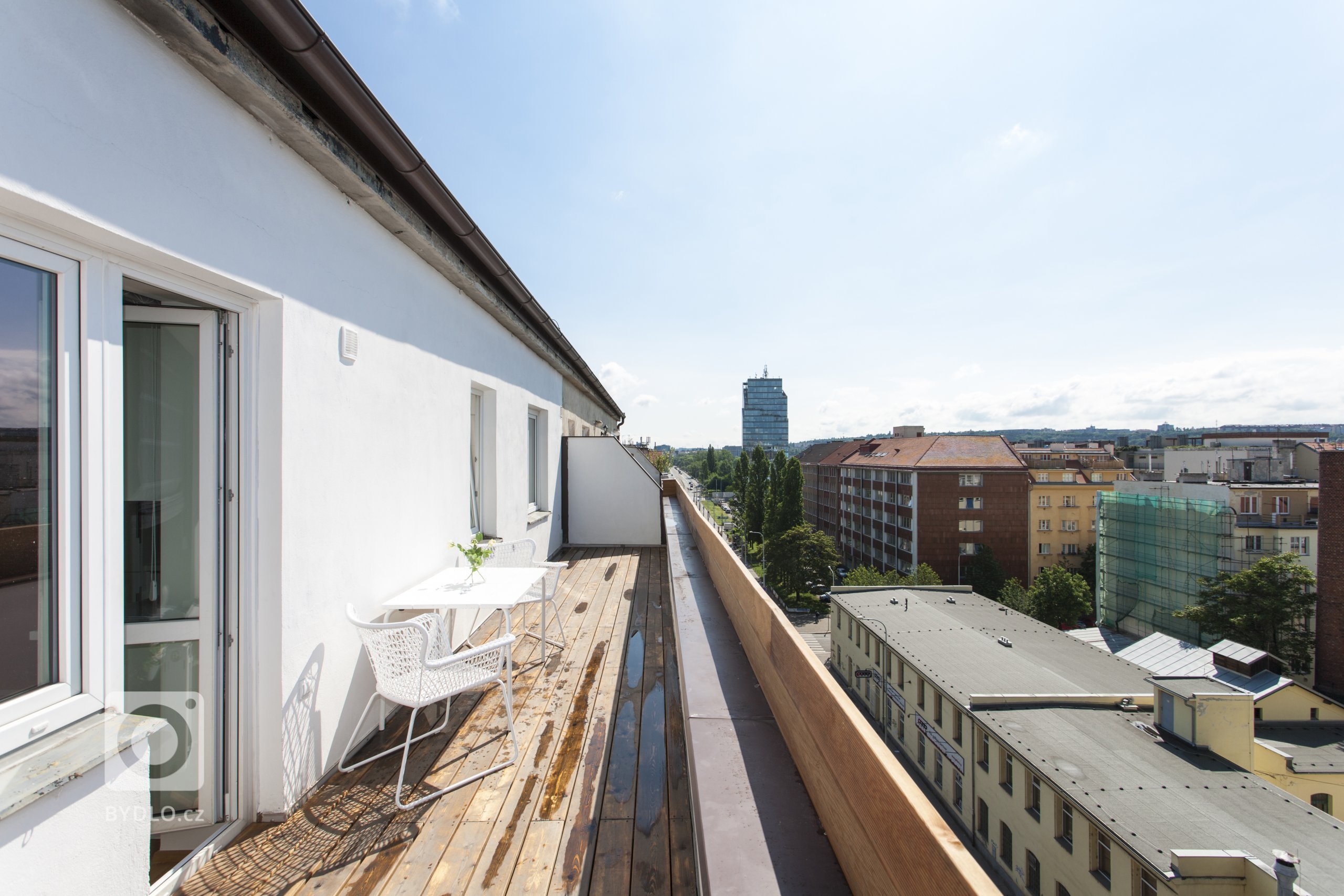 Projekt Dělnická vznikl pro jednu mladou maminku, která nežije v České republice, ale před časem se rozhodla, že si tu koupí byt, aby měla kde být, když se sem…