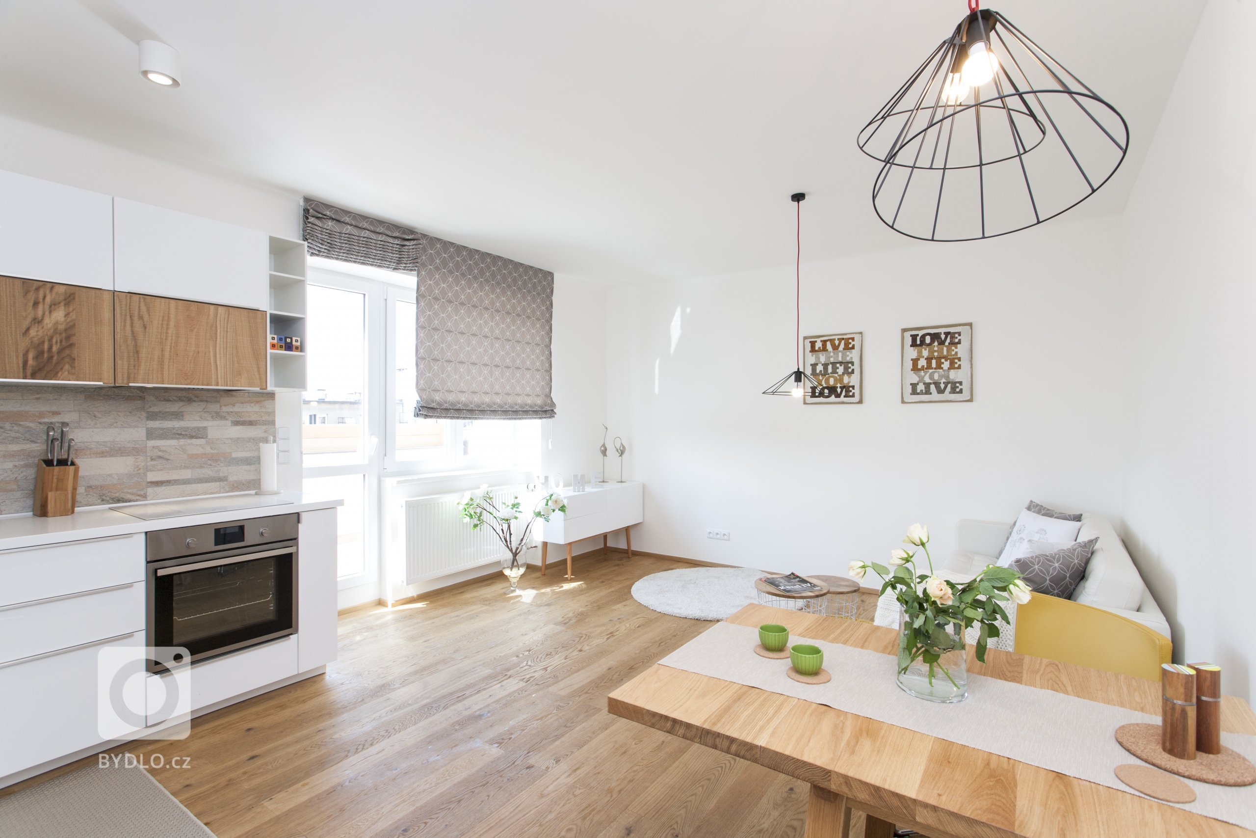 Projekt Dělnická vznikl pro jednu mladou maminku, která nežije v České republice, ale před časem se rozhodla, že si tu koupí byt, aby měla kde být, když se sem…