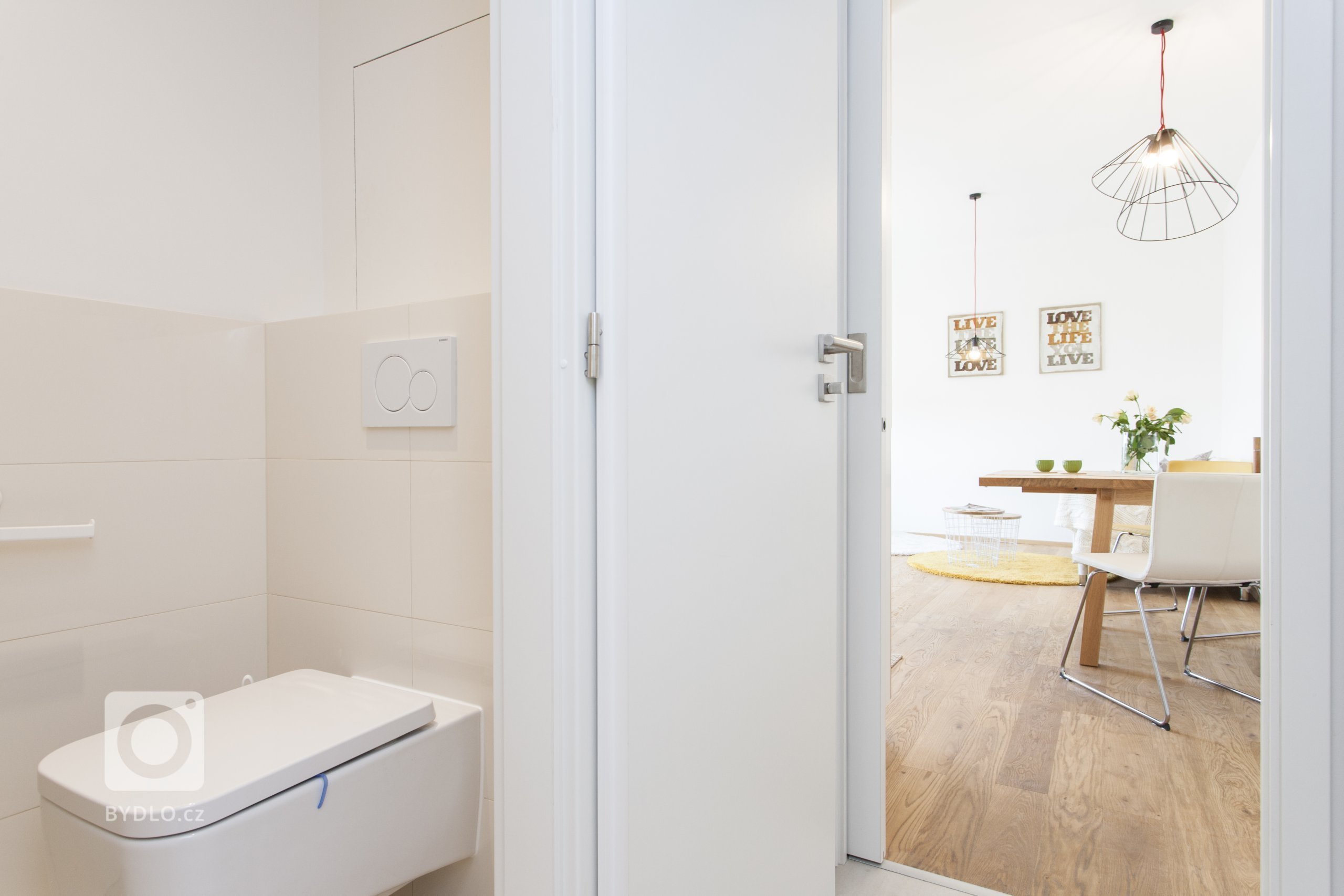 Projekt Dělnická vznikl pro jednu mladou maminku, která nežije v České republice, ale před časem se rozhodla, že si tu koupí byt, aby měla kde být, když se sem…