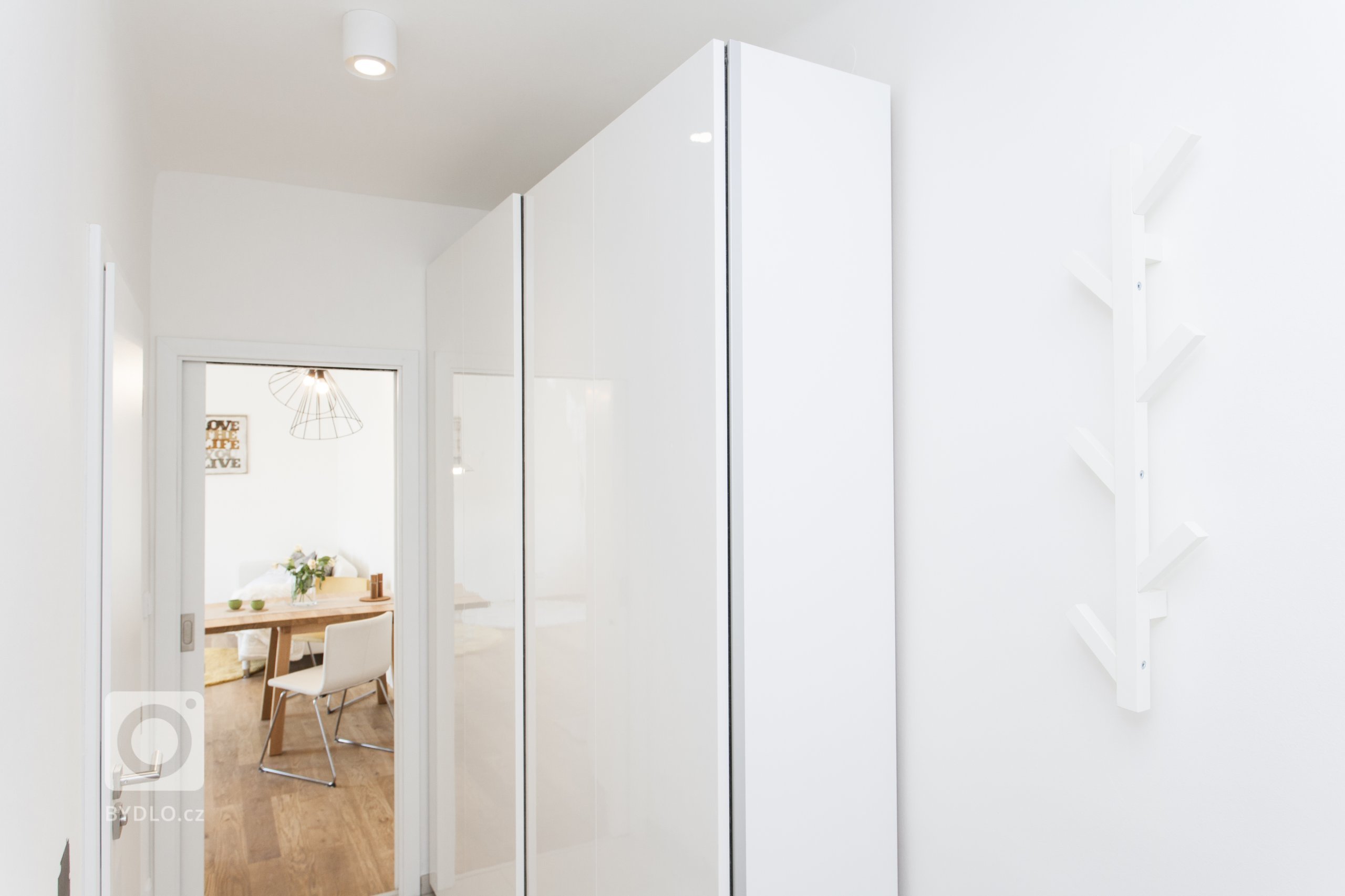 Projekt Dělnická vznikl pro jednu mladou maminku, která nežije v České republice, ale před časem se rozhodla, že si tu koupí byt, aby měla kde být, když se sem…