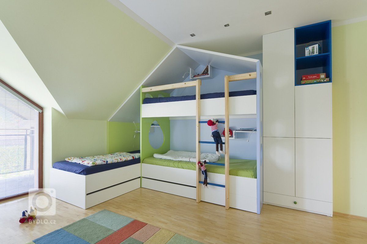 Tyto dva pokojíčky vznikly na žádost rodičů, kdy kluci pomalu rostou a potřebují víc prostoru než jeden pokoj pro tři. Naštěstí byl v domě ještě jeden volný…