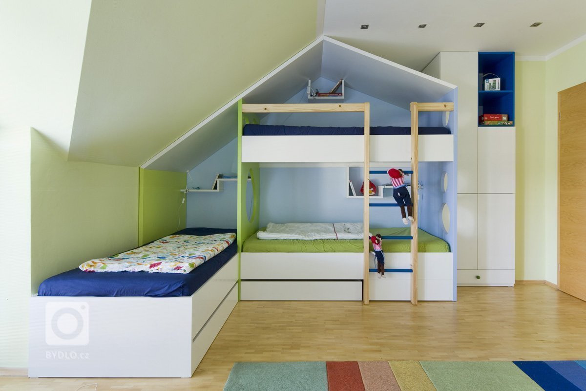 Tyto dva pokojíčky vznikly na žádost rodičů, kdy kluci pomalu rostou a potřebují víc prostoru než jeden pokoj pro tři. Naštěstí byl v domě ještě jeden volný…