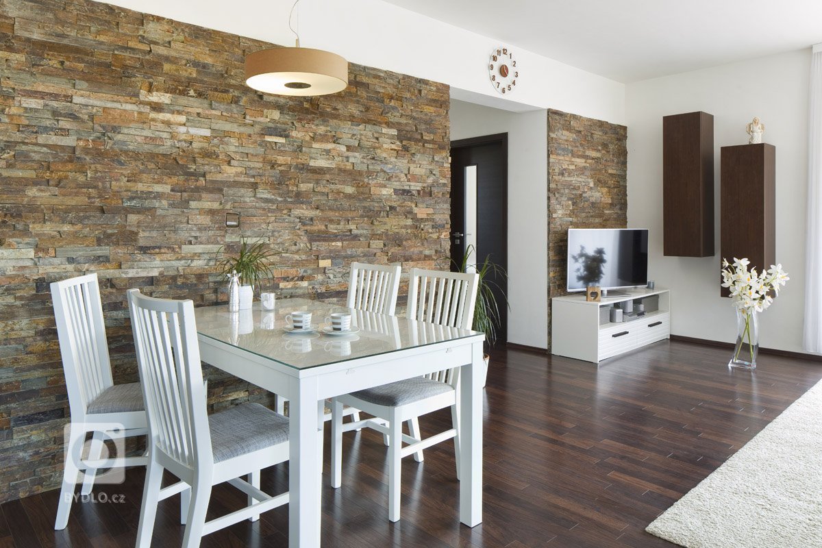 Byt Pod Viaduktem se, i přes svůj název, nachází v jedné klidné vilové zástavbě části Prahy 5 s výhledem do okolí. Byt svou rozlohou přes 100m2 a dispozicí je…