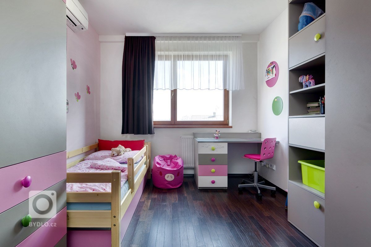 Byt Pod Viaduktem se, i přes svůj název, nachází v jedné klidné vilové zástavbě části Prahy 5 s výhledem do okolí. Byt svou rozlohou přes 100m2 a dispozicí je…