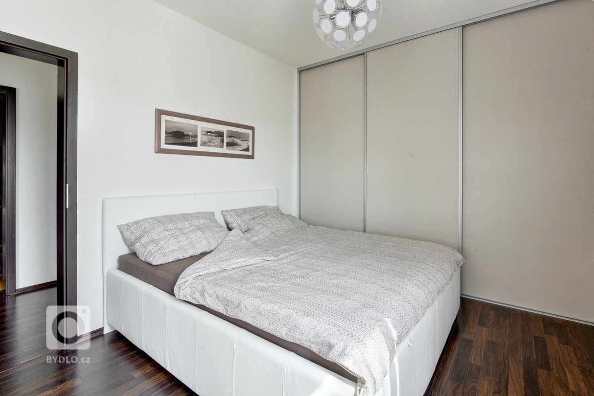 Byt Pod Viaduktem se, i přes svůj název, nachází v jedné klidné vilové zástavbě části Prahy 5 s výhledem do okolí. Byt svou rozlohou přes 100m2 a dispozicí je…