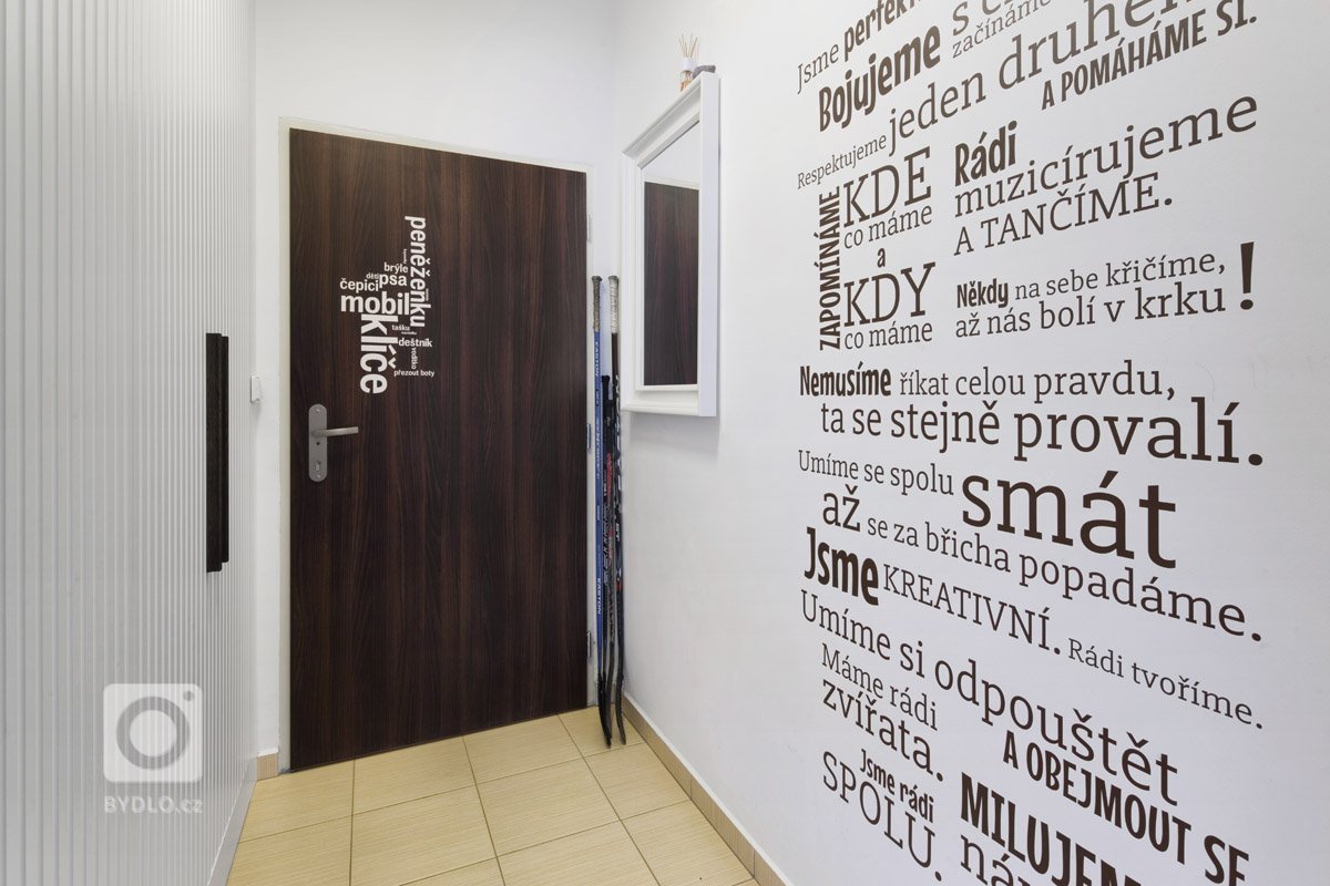 Byt Pod Viaduktem se, i přes svůj název, nachází v jedné klidné vilové zástavbě části Prahy 5 s výhledem do okolí. Byt svou rozlohou přes 100m2 a dispozicí je…