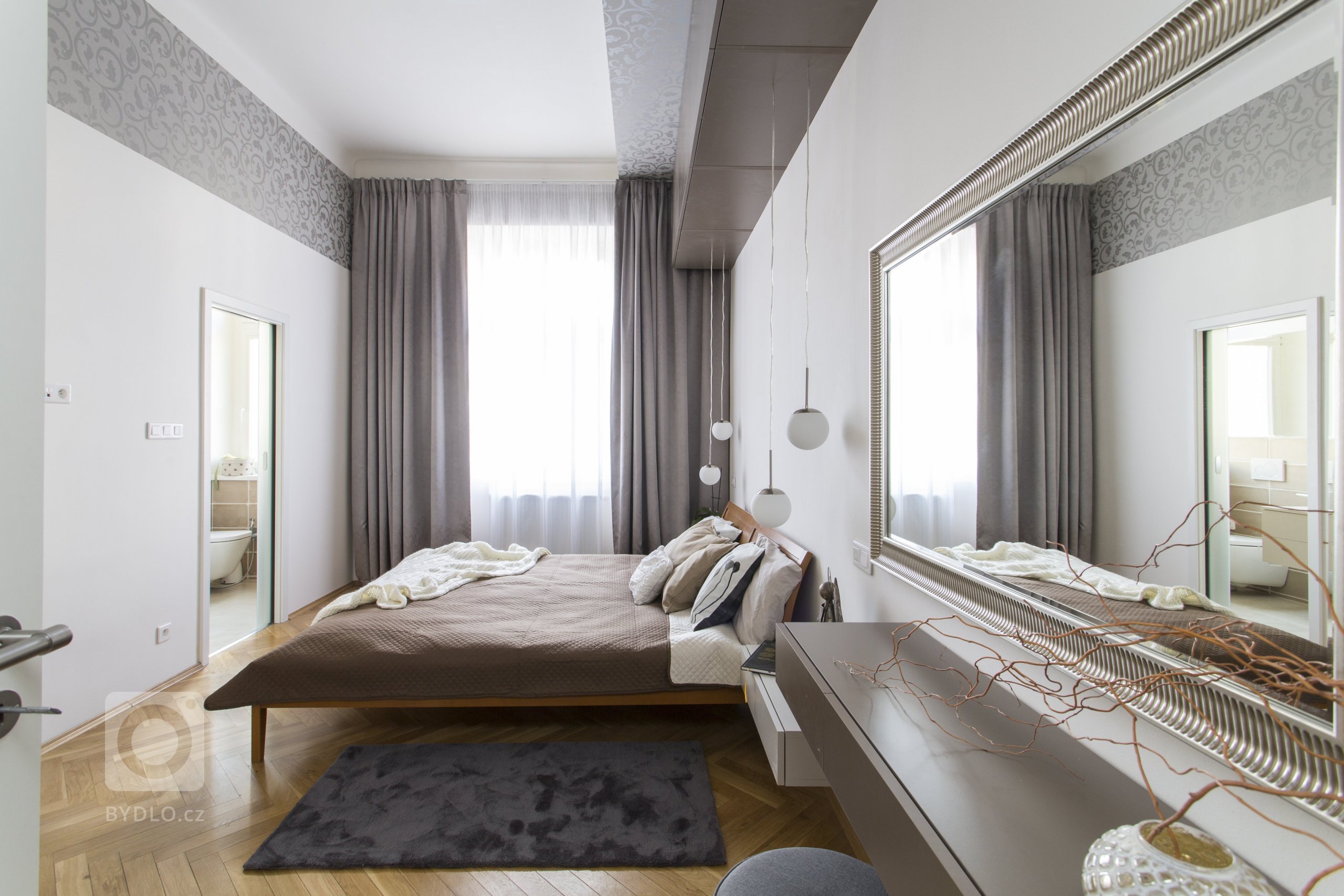 Rekonstrukce původně bytu 3+1 na Praze 7, kousek od Stromovky, nabízela opět práci v budově, která má své kouzlo. Parkety, vysoké stropy, tlusté zdi. Úkol zněl…