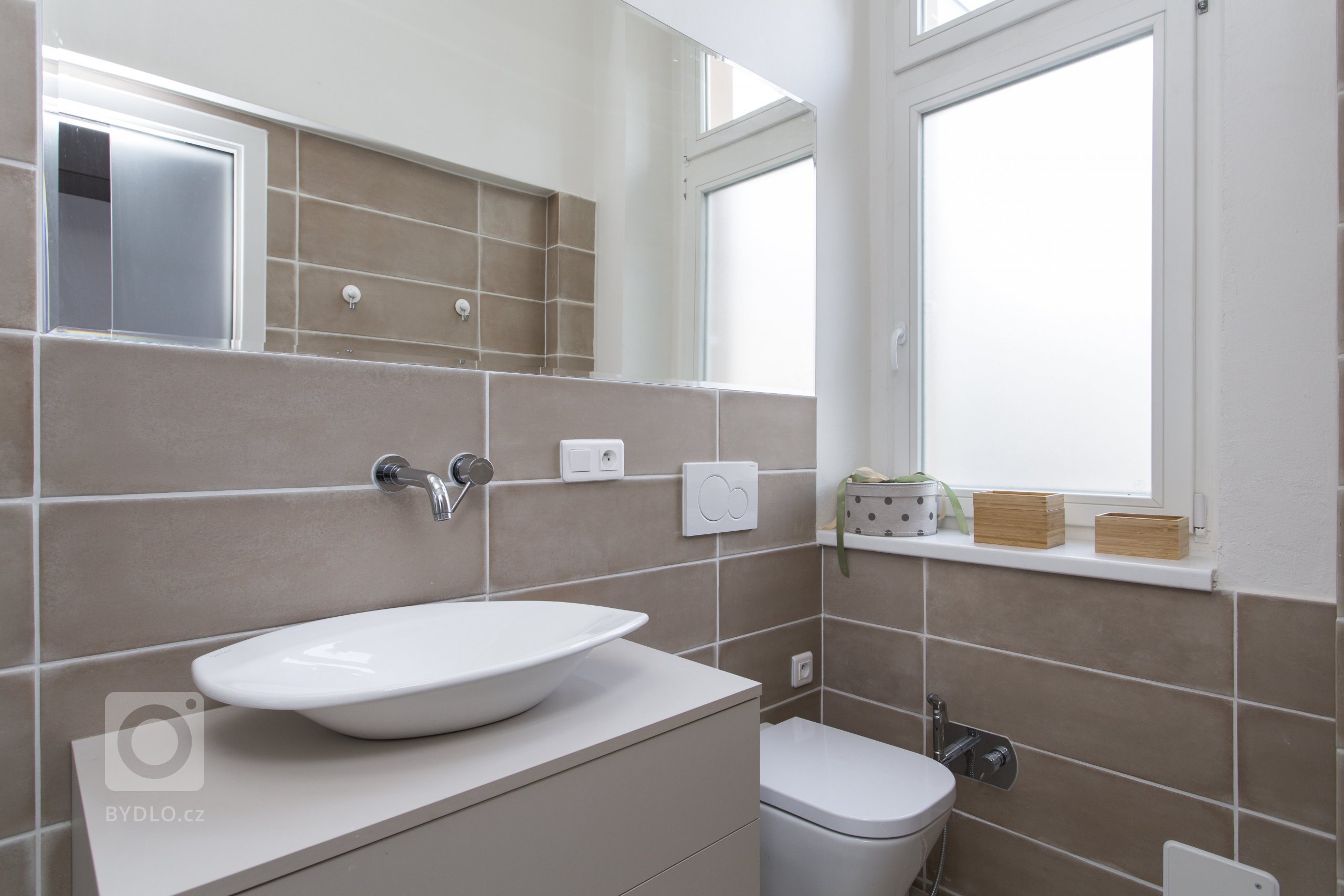 Rekonstrukce původně bytu 3+1 na Praze 7, kousek od Stromovky, nabízela opět práci v budově, která má své kouzlo. Parkety, vysoké stropy, tlusté zdi. Úkol zněl…