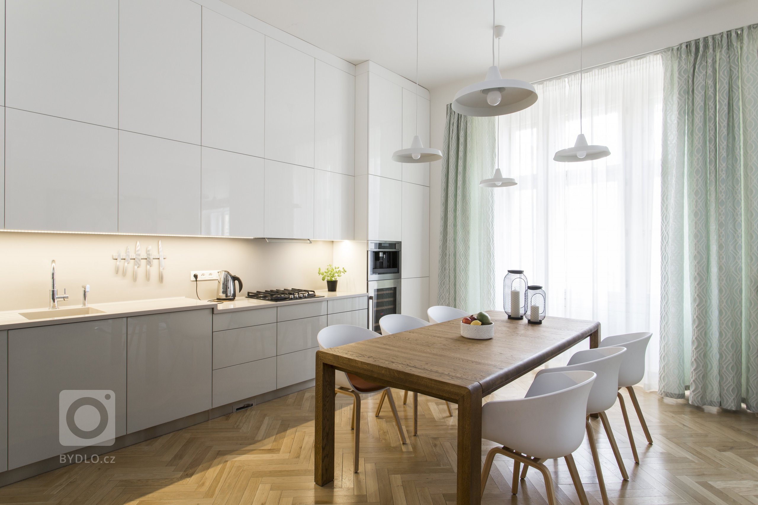 Rekonstrukce původně bytu 3+1 na Praze 7, kousek od Stromovky, nabízela opět práci v budově, která má své kouzlo. Parkety, vysoké stropy, tlusté zdi. Úkol zněl…