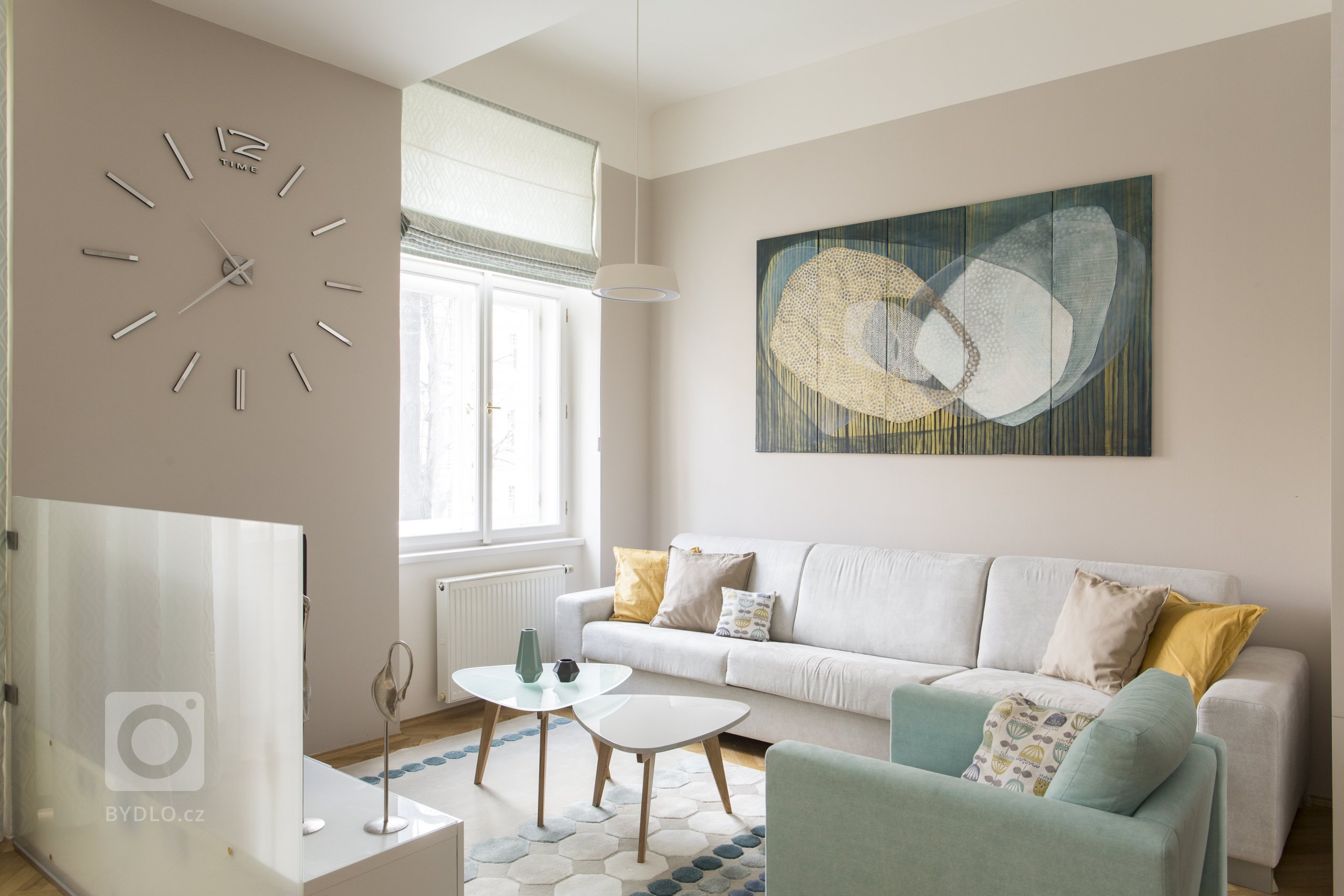 Rekonstrukce původně bytu 3+1 na Praze 7, kousek od Stromovky, nabízela opět práci v budově, která má své kouzlo. Parkety, vysoké stropy, tlusté zdi. Úkol zněl…