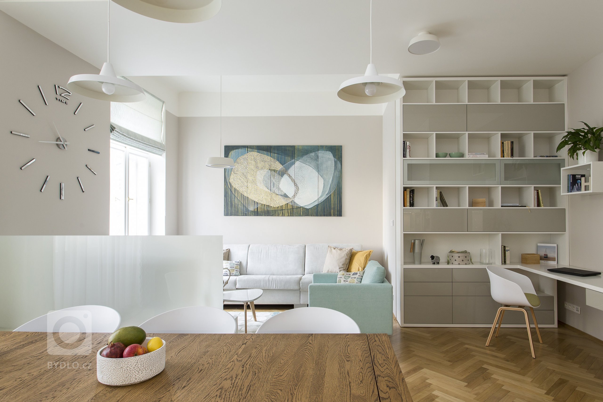 Rekonstrukce původně bytu 3+1 na Praze 7, kousek od Stromovky, nabízela opět práci v budově, která má své kouzlo. Parkety, vysoké stropy, tlusté zdi. Úkol zněl…