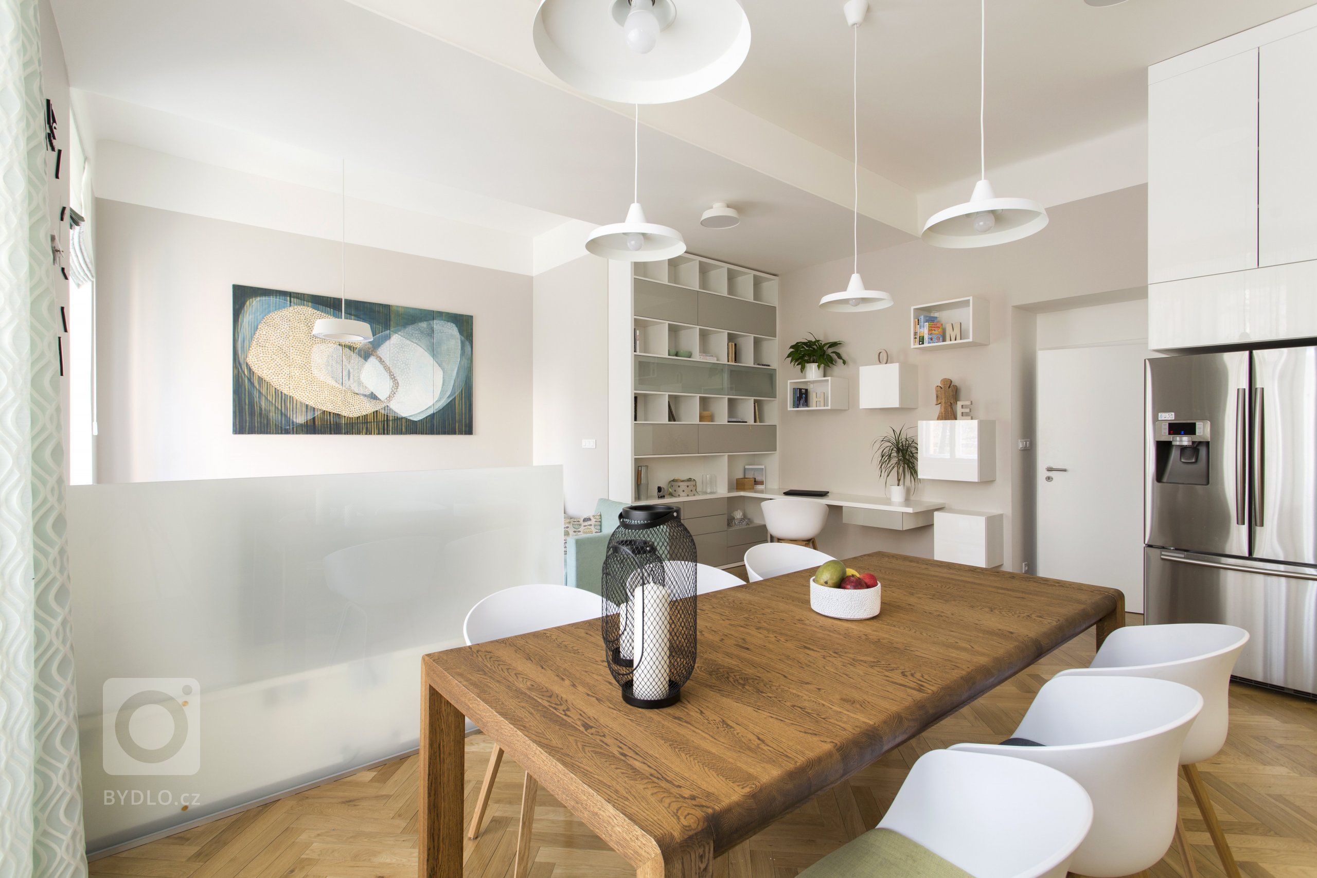 Rekonstrukce původně bytu 3+1 na Praze 7, kousek od Stromovky, nabízela opět práci v budově, která má své kouzlo. Parkety, vysoké stropy, tlusté zdi. Úkol zněl…