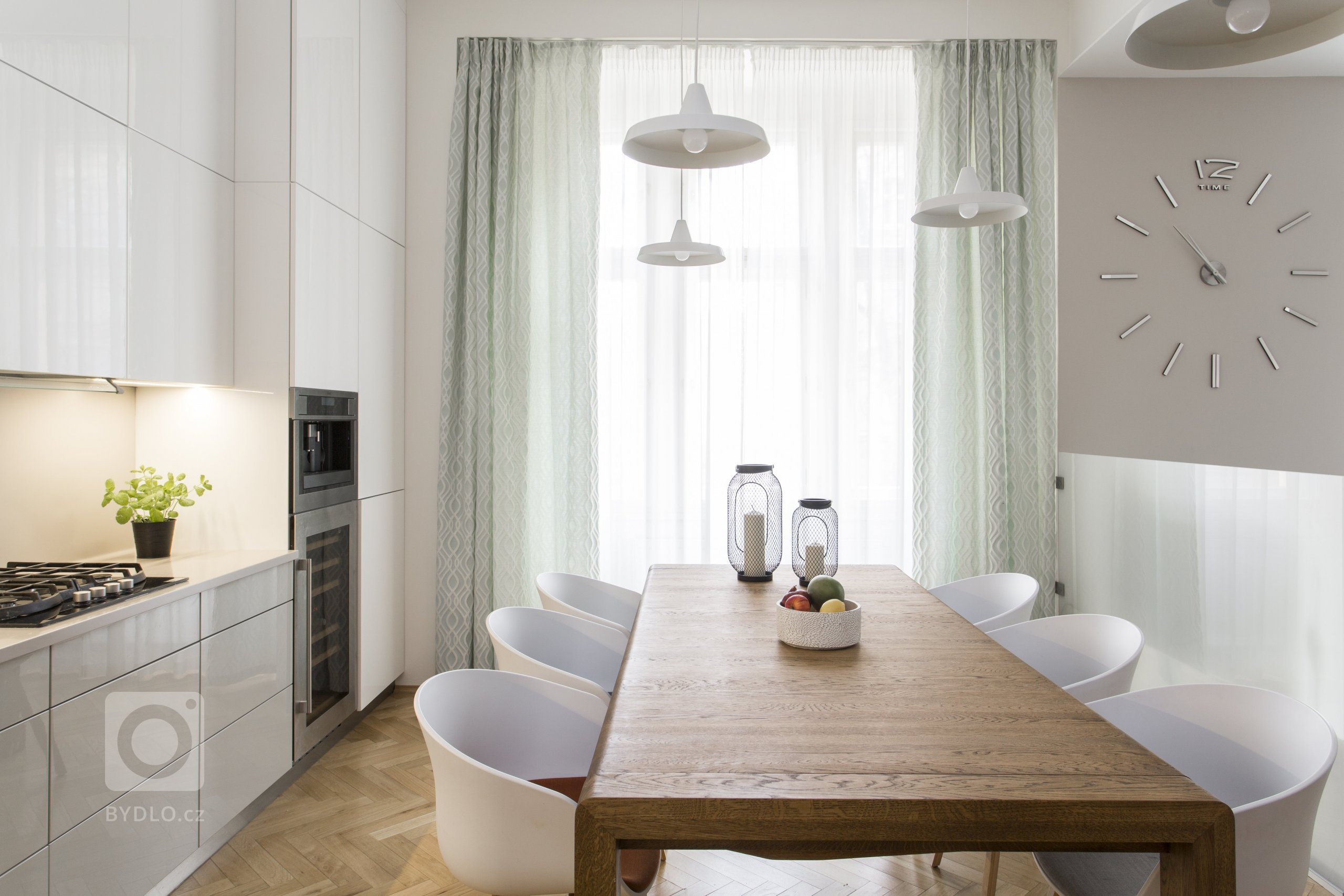 Rekonstrukce původně bytu 3+1 na Praze 7, kousek od Stromovky, nabízela opět práci v budově, která má své kouzlo. Parkety, vysoké stropy, tlusté zdi. Úkol zněl…