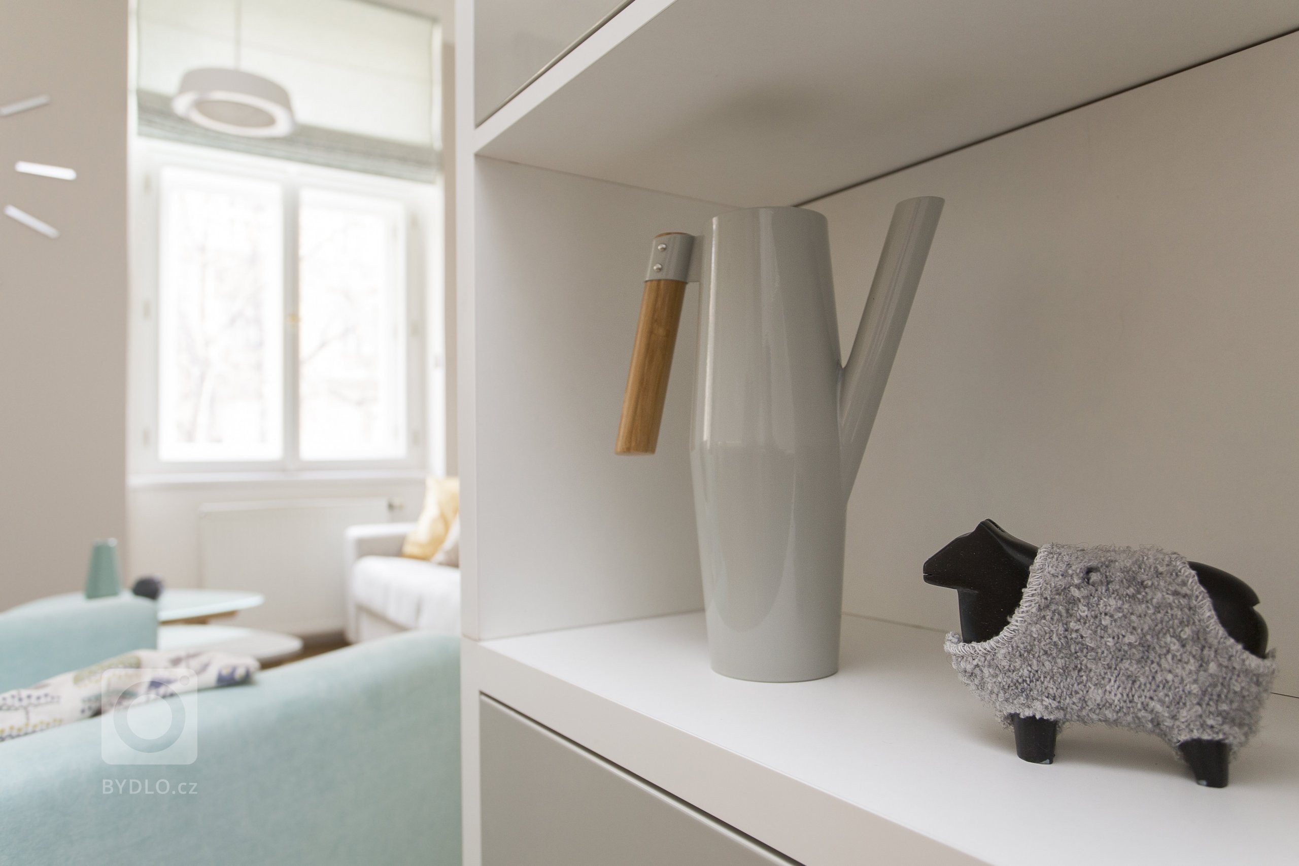 Rekonstrukce původně bytu 3+1 na Praze 7, kousek od Stromovky, nabízela opět práci v budově, která má své kouzlo. Parkety, vysoké stropy, tlusté zdi. Úkol zněl…