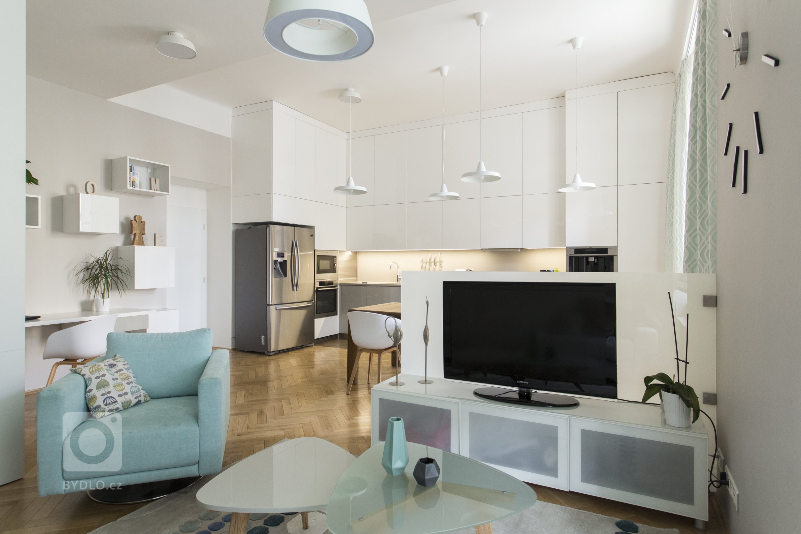 Rekonstrukce původně bytu 3+1 na Praze 7, kousek od Stromovky, nabízela opět práci v budově, která má své kouzlo. Parkety, vysoké stropy, tlusté zdi. Úkol zněl…