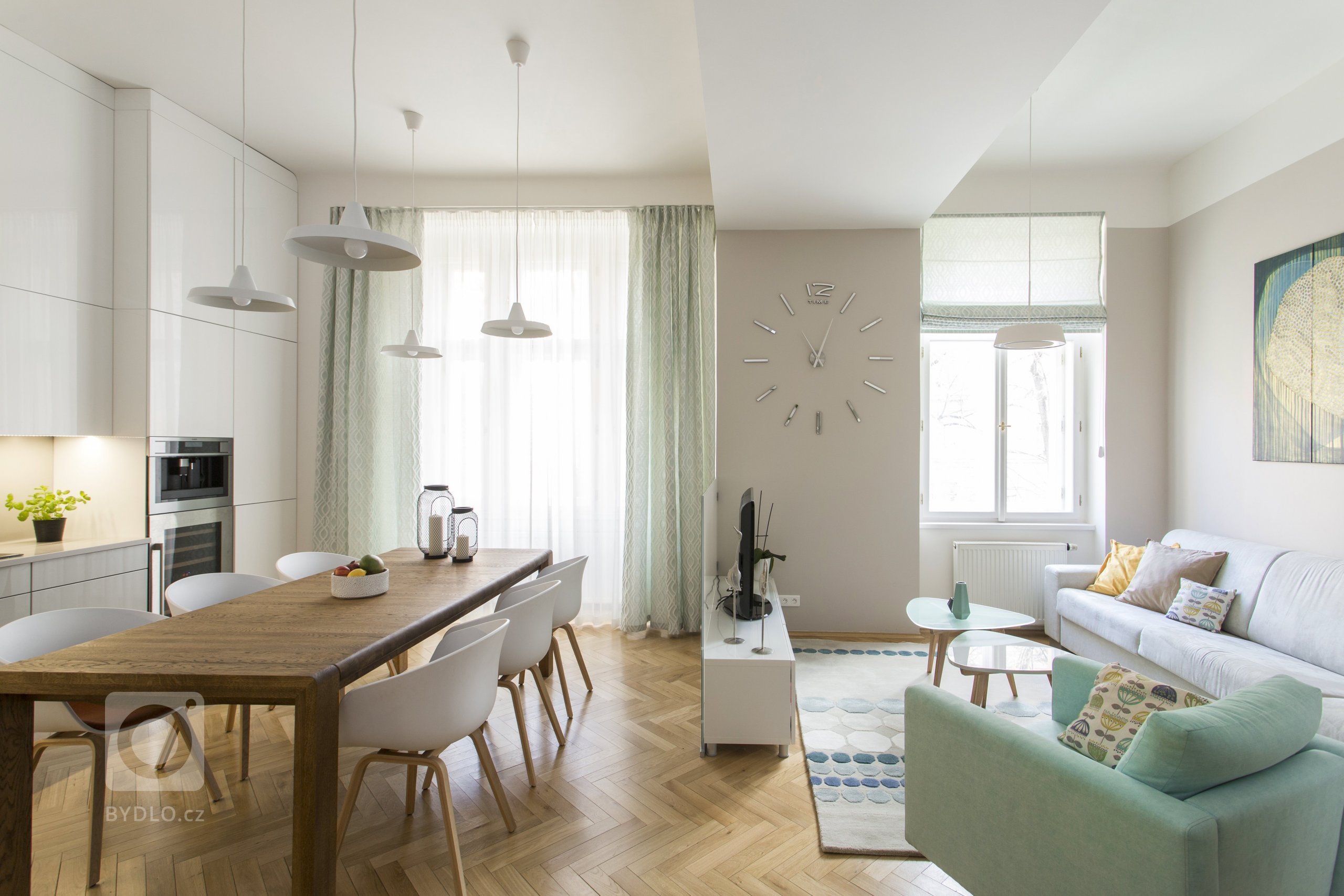 Rekonstrukce původně bytu 3+1 na Praze 7, kousek od Stromovky, nabízela opět práci v budově, která má své kouzlo. Parkety, vysoké stropy, tlusté zdi. Úkol zněl…