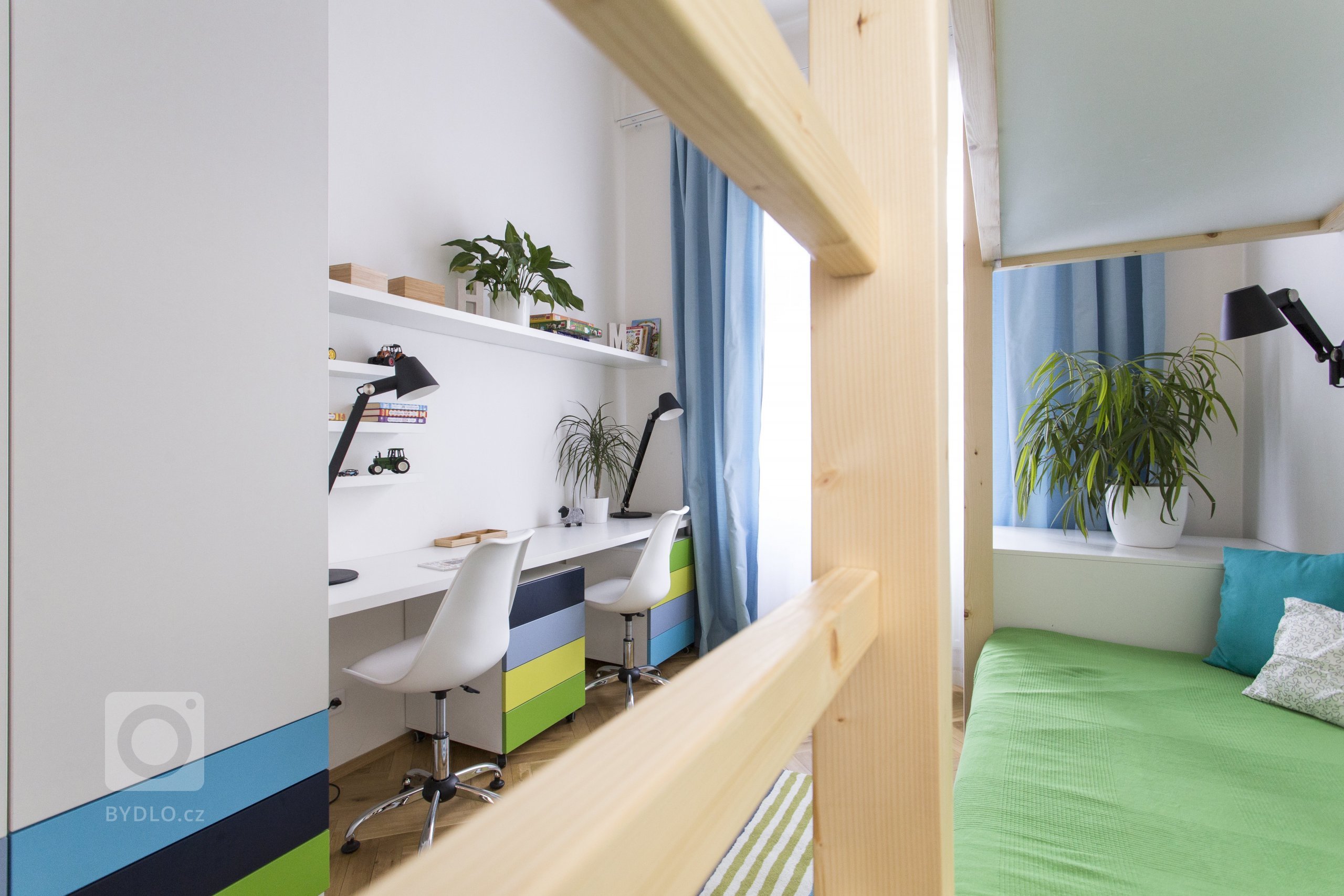 Rekonstrukce původně bytu 3+1 na Praze 7, kousek od Stromovky, nabízela opět práci v budově, která má své kouzlo. Parkety, vysoké stropy, tlusté zdi. Úkol zněl…