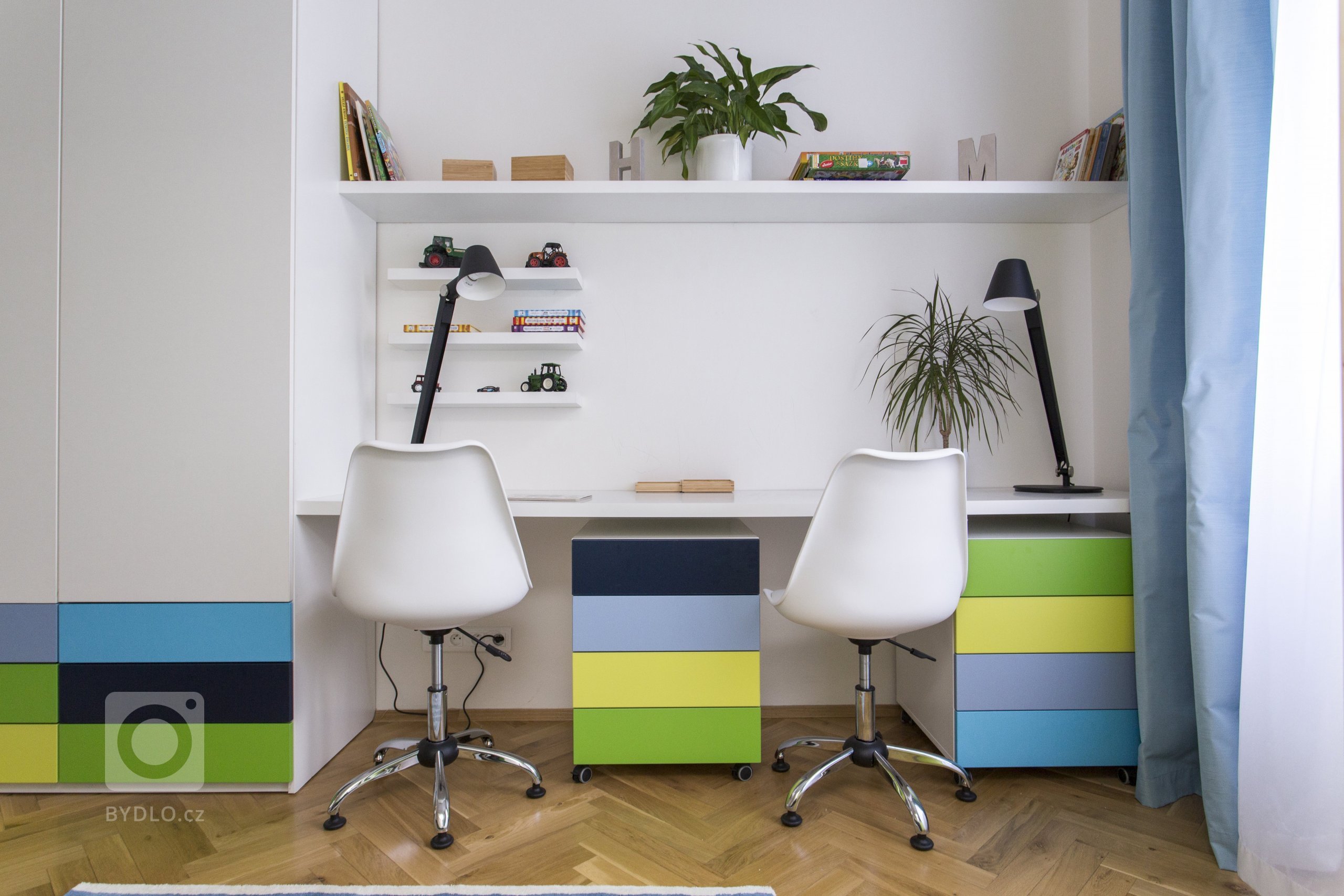 Rekonstrukce původně bytu 3+1 na Praze 7, kousek od Stromovky, nabízela opět práci v budově, která má své kouzlo. Parkety, vysoké stropy, tlusté zdi. Úkol zněl…