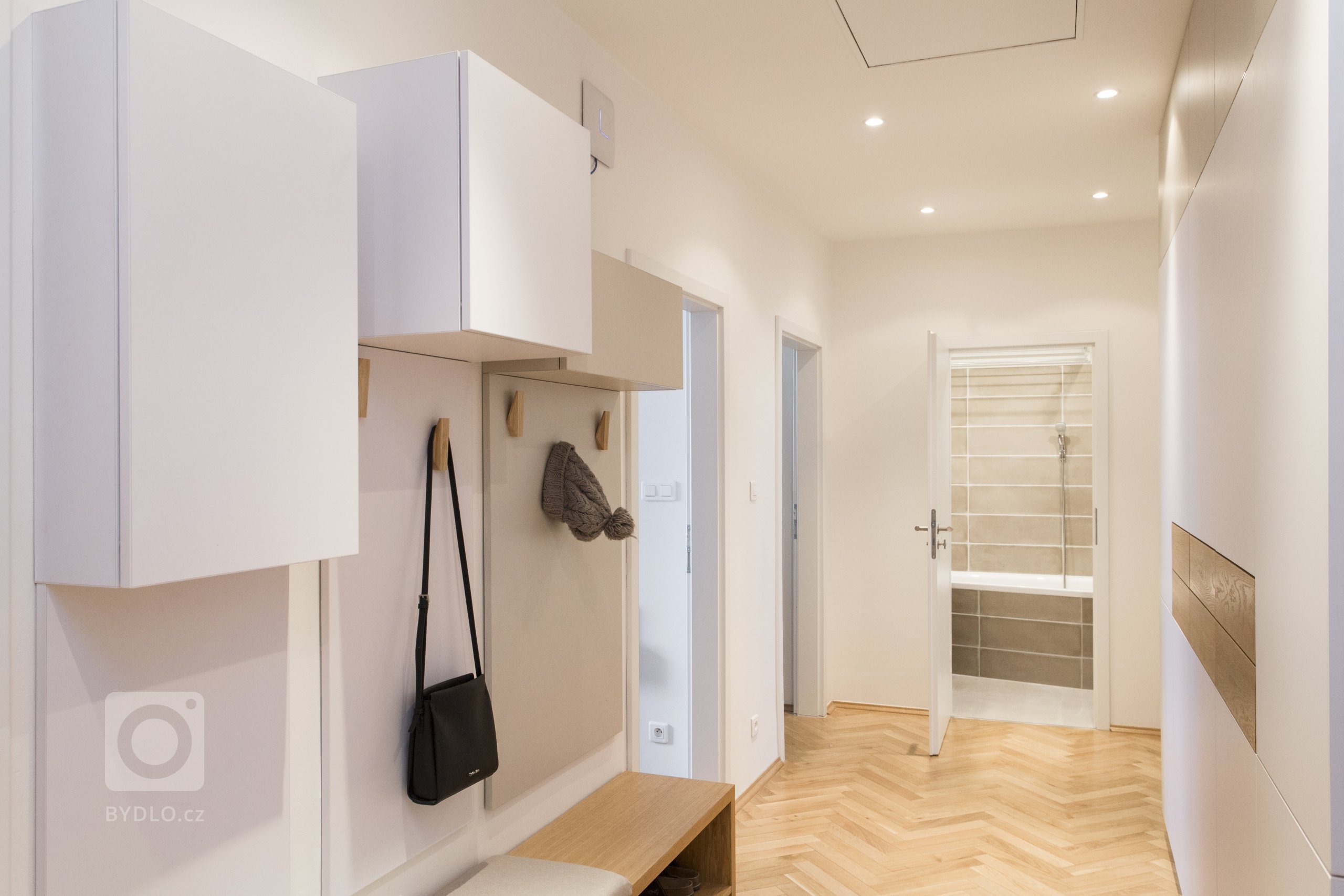 Rekonstrukce původně bytu 3+1 na Praze 7, kousek od Stromovky, nabízela opět práci v budově, která má své kouzlo. Parkety, vysoké stropy, tlusté zdi. Úkol zněl…