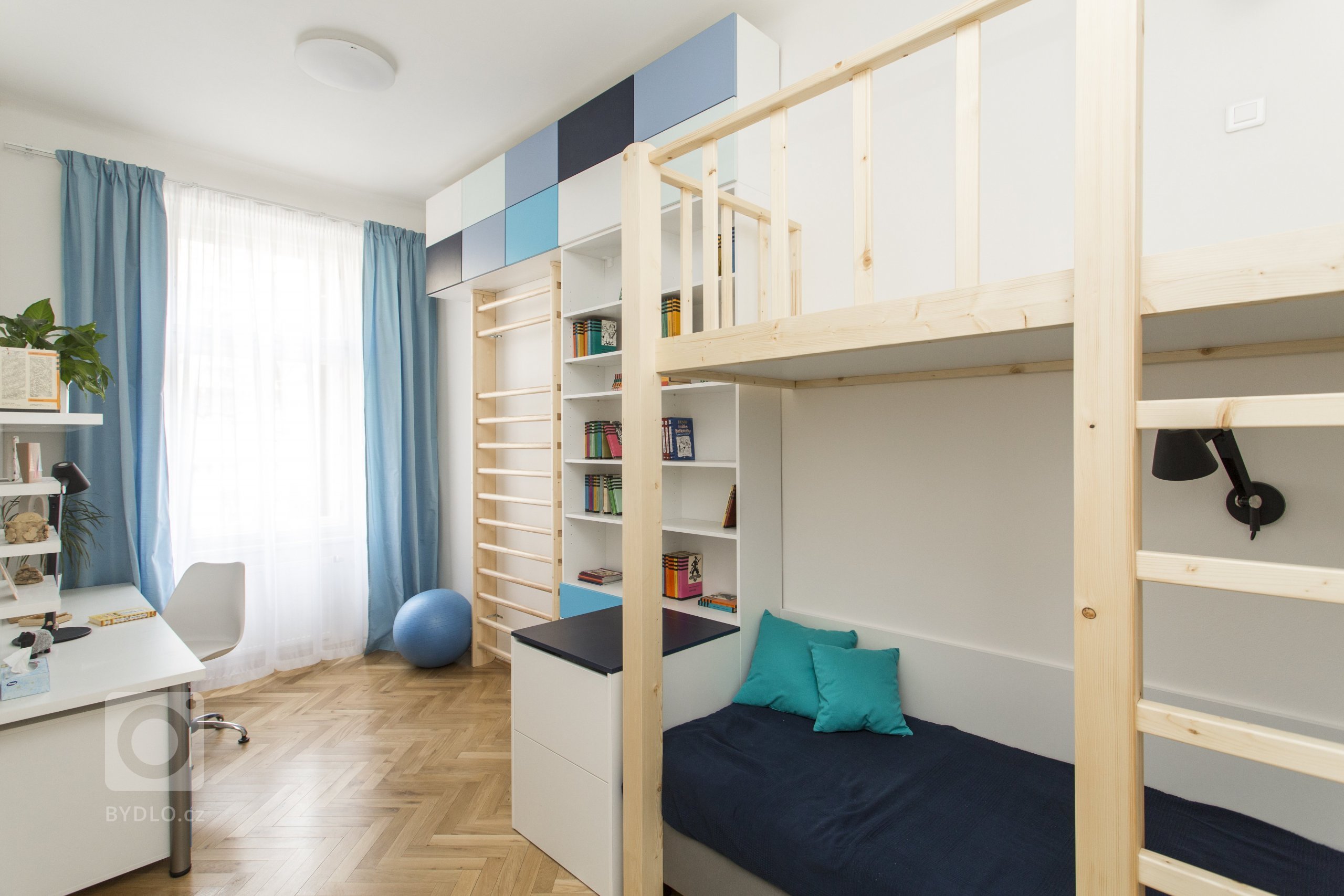 Rekonstrukce původně bytu 3+1 na Praze 7, kousek od Stromovky, nabízela opět práci v budově, která má své kouzlo. Parkety, vysoké stropy, tlusté zdi. Úkol zněl…