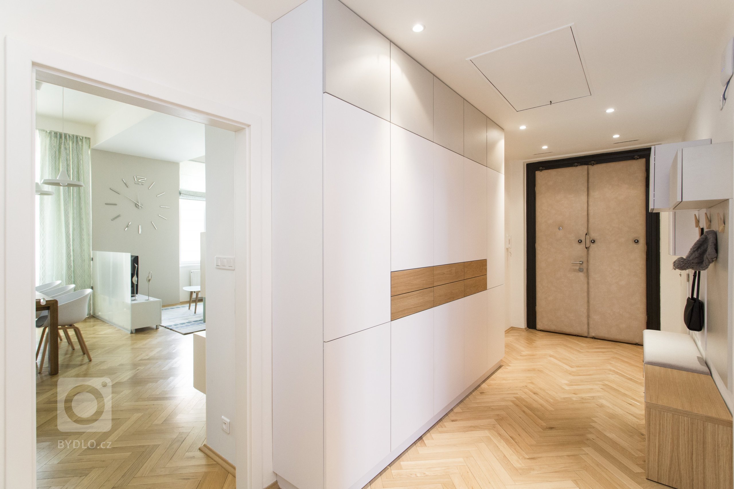 Rekonstrukce původně bytu 3+1 na Praze 7, kousek od Stromovky, nabízela opět práci v budově, která má své kouzlo. Parkety, vysoké stropy, tlusté zdi. Úkol zněl…