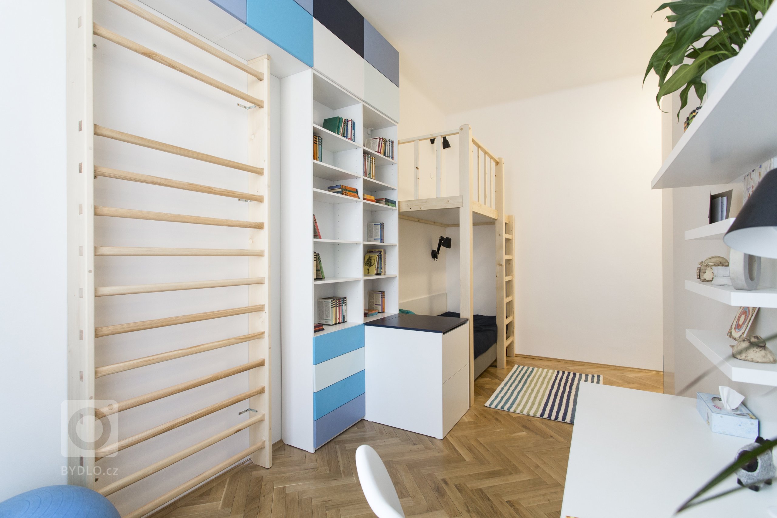 Rekonstrukce původně bytu 3+1 na Praze 7, kousek od Stromovky, nabízela opět práci v budově, která má své kouzlo. Parkety, vysoké stropy, tlusté zdi. Úkol zněl…