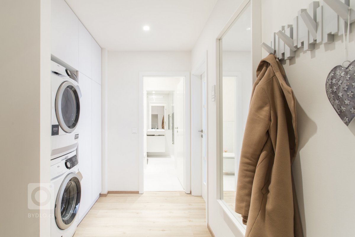 Nový developerský projekt, mladá slečna, první bydlení a hned byla tak světová, že se do zařizování nepustila sama, ale nechala si poradit. Pokud přijdete včas…