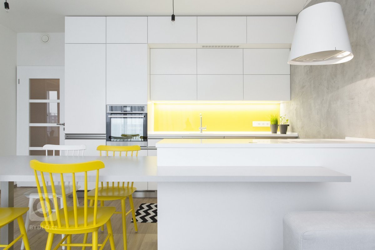 Nový developerský projekt, mladá slečna, první bydlení a hned byla tak světová, že se do zařizování nepustila sama, ale nechala si poradit. Pokud přijdete včas…