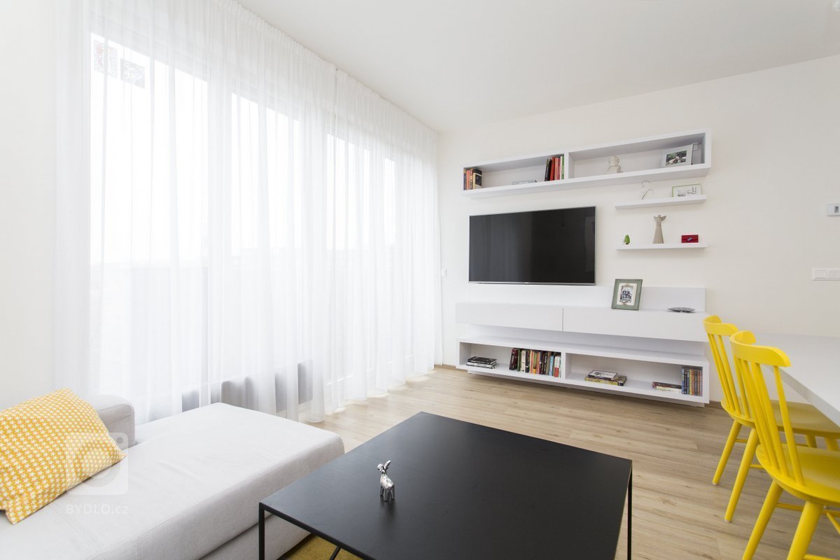 Nový developerský projekt, mladá slečna, první bydlení a hned byla tak světová, že se do zařizování nepustila sama, ale nechala si poradit. Pokud přijdete včas…