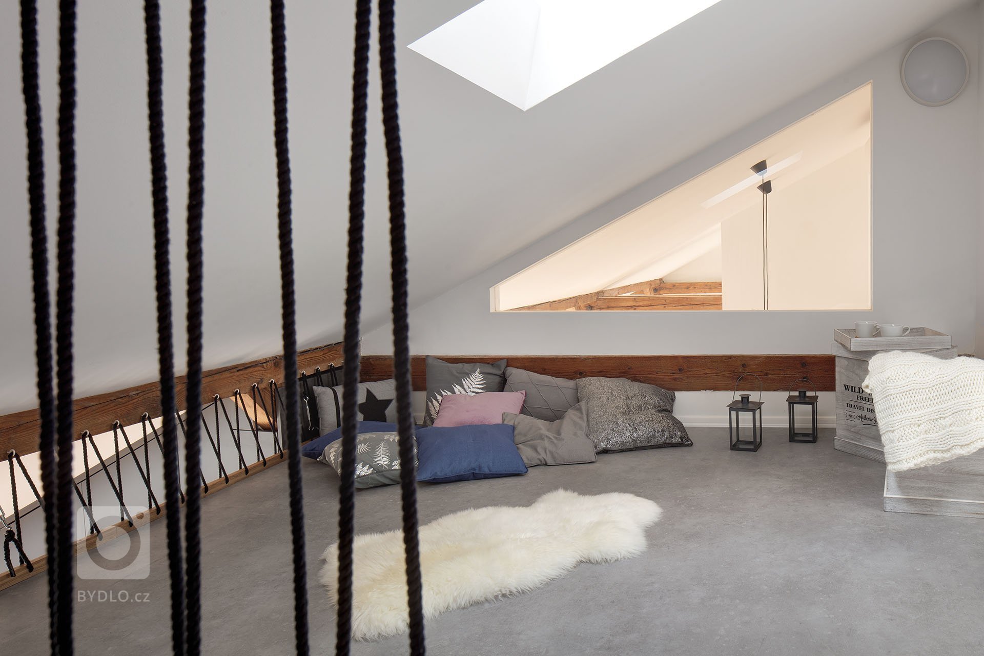 Na začátku tohoto interiéru nebylo nic. Úplně holá půda. Přišli jste nahoru pod střechu, všude jen trámy, holé zdi a tma. Otázka byla, co tu nakonec vznikne, k…