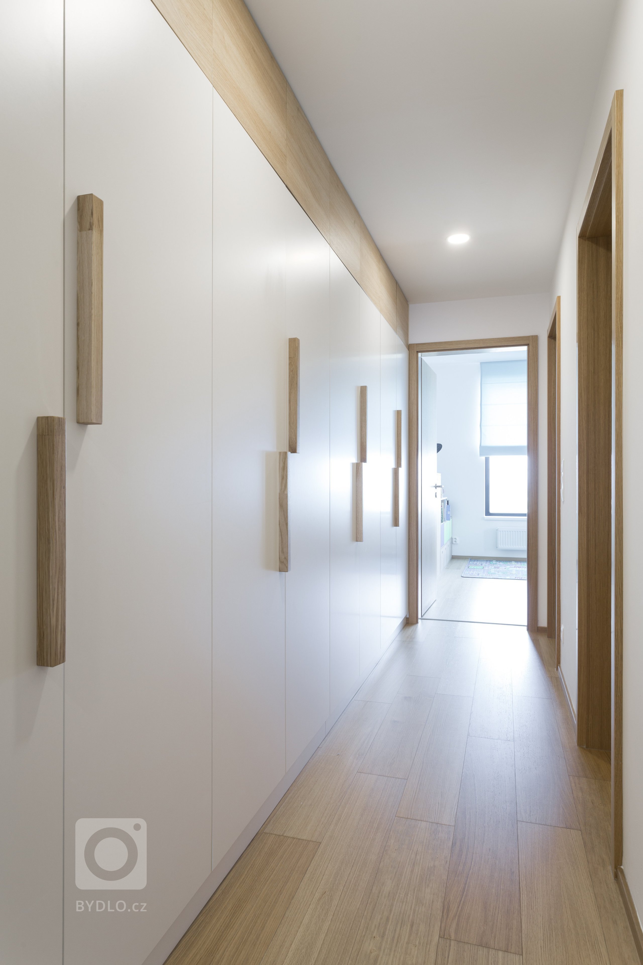 Developerský projekt, který nabízí klidné bydlení v zaleni a&nbsp;přitom je v Praze. Byt 3kk s ohromnou terasou, výhledem do okolí, tříčlenná rodina a omezený…