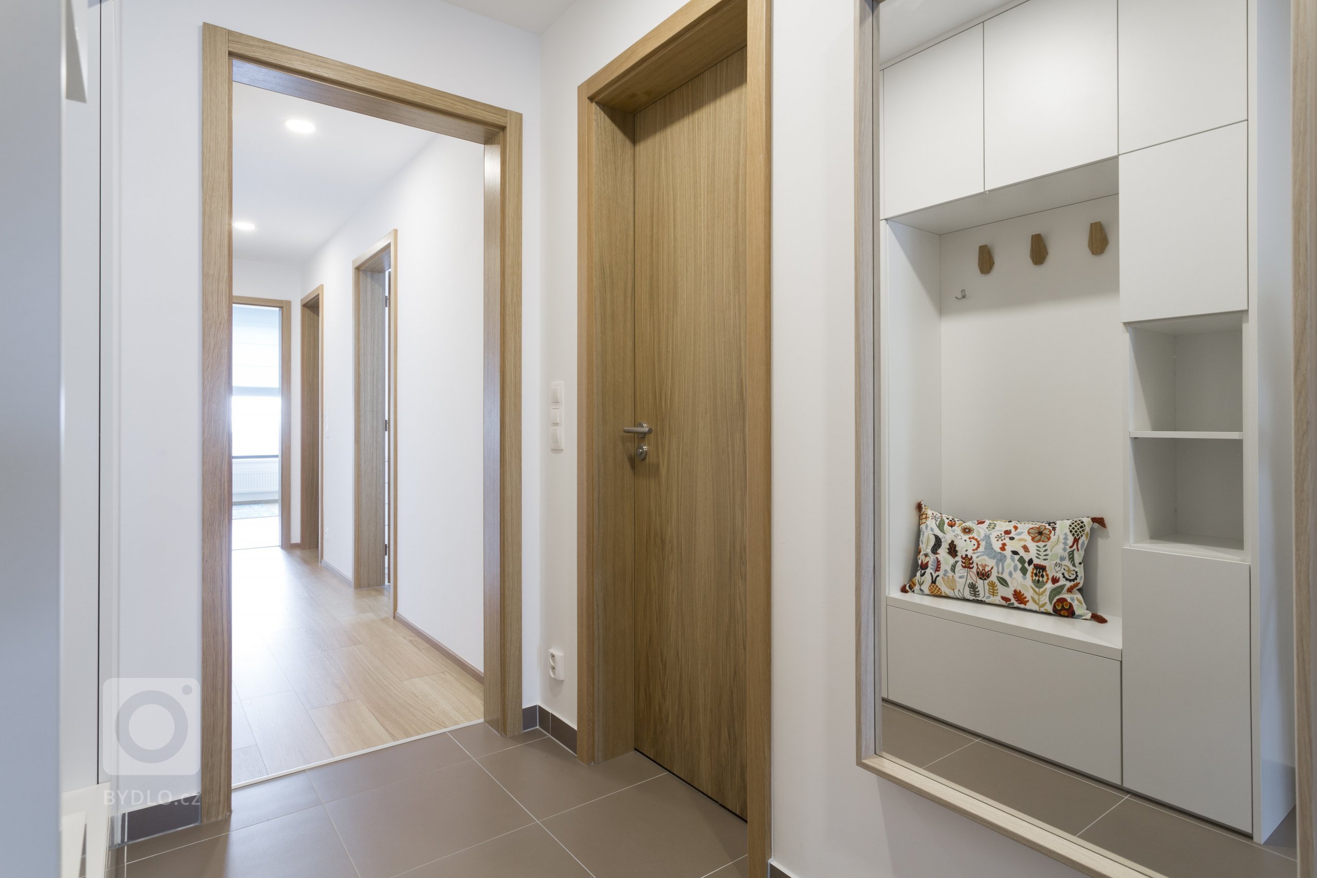 Developerský projekt, který nabízí klidné bydlení v zaleni a&nbsp;přitom je v Praze. Byt 3kk s ohromnou terasou, výhledem do okolí, tříčlenná rodina a omezený…