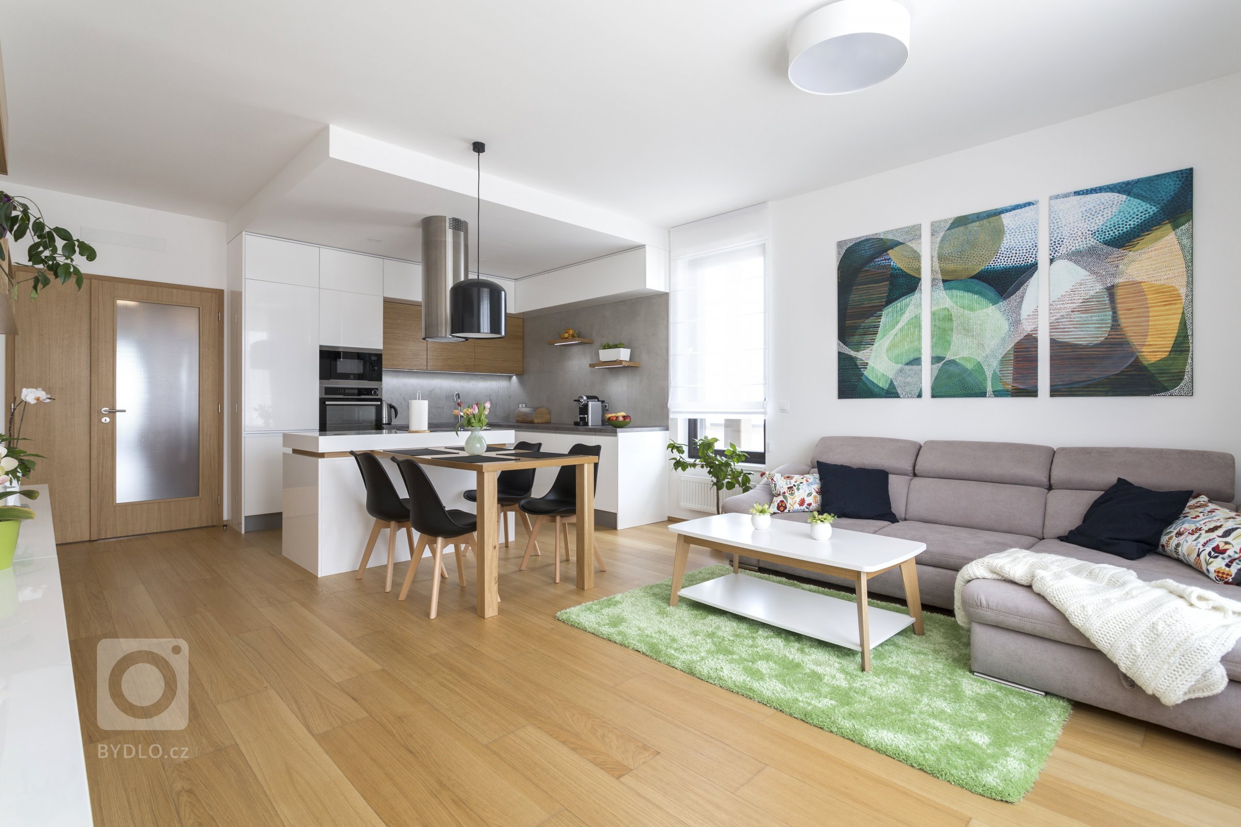 Developerský projekt, který nabízí klidné bydlení v zaleni a&nbsp;přitom je v Praze. Byt 3kk s ohromnou terasou, výhledem do okolí, tříčlenná rodina a omezený…