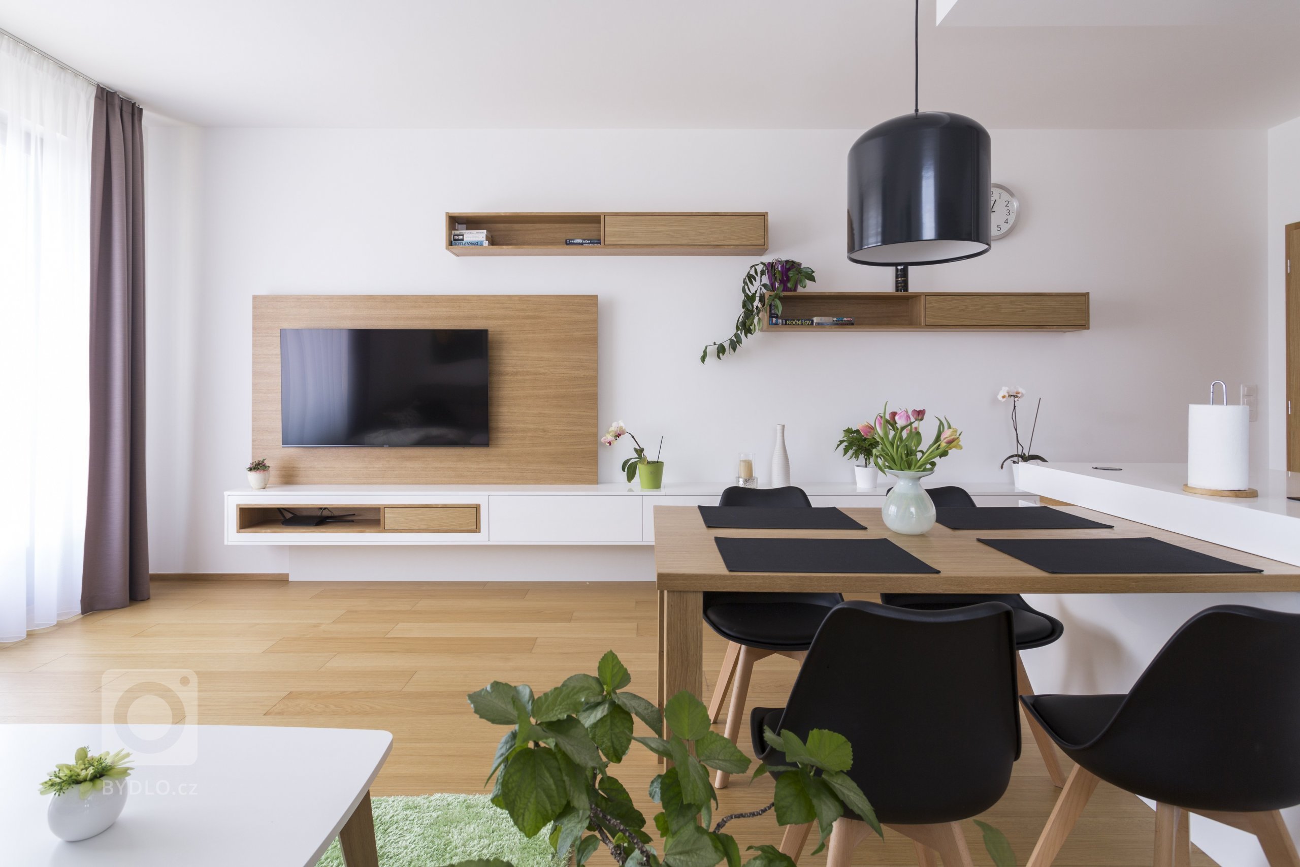 Developerský projekt, který nabízí klidné bydlení v zaleni a&nbsp;přitom je v Praze. Byt 3kk s ohromnou terasou, výhledem do okolí, tříčlenná rodina a omezený…