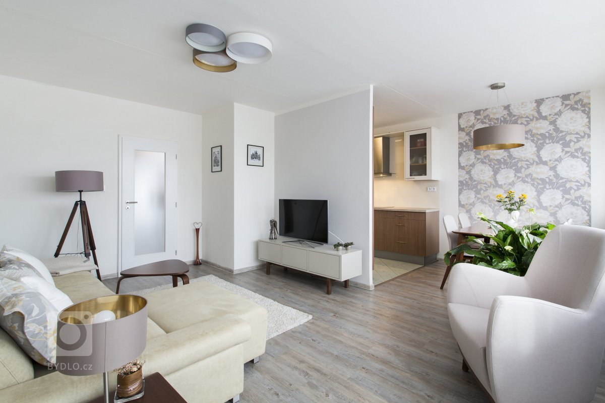 Panelákový byt s tváří moderny. Klasický panelákový byt v Praze prošel částečnou rekonstrukcí. Změnili jsme podlahy, schovali kovové zárubně, vyměnili dveře,…