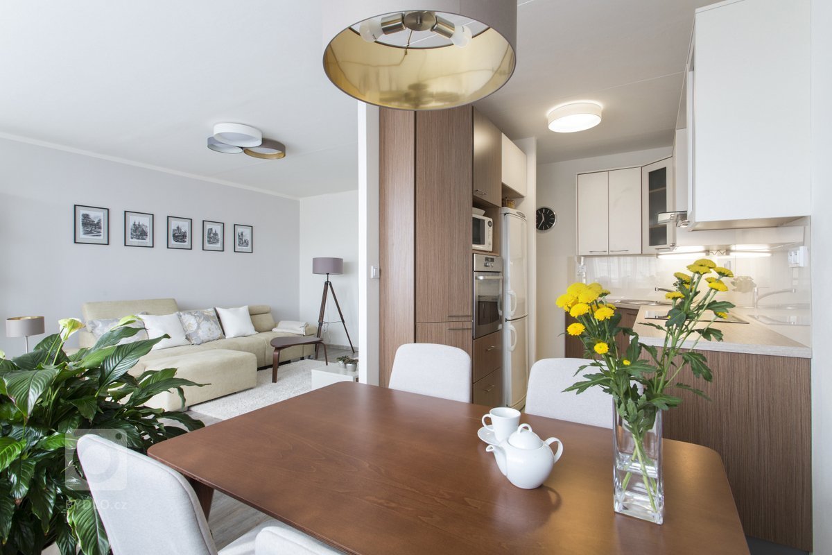 Panelákový byt s tváří moderny. Klasický panelákový byt v Praze prošel částečnou rekonstrukcí. Změnili jsme podlahy, schovali kovové zárubně, vyměnili dveře,…