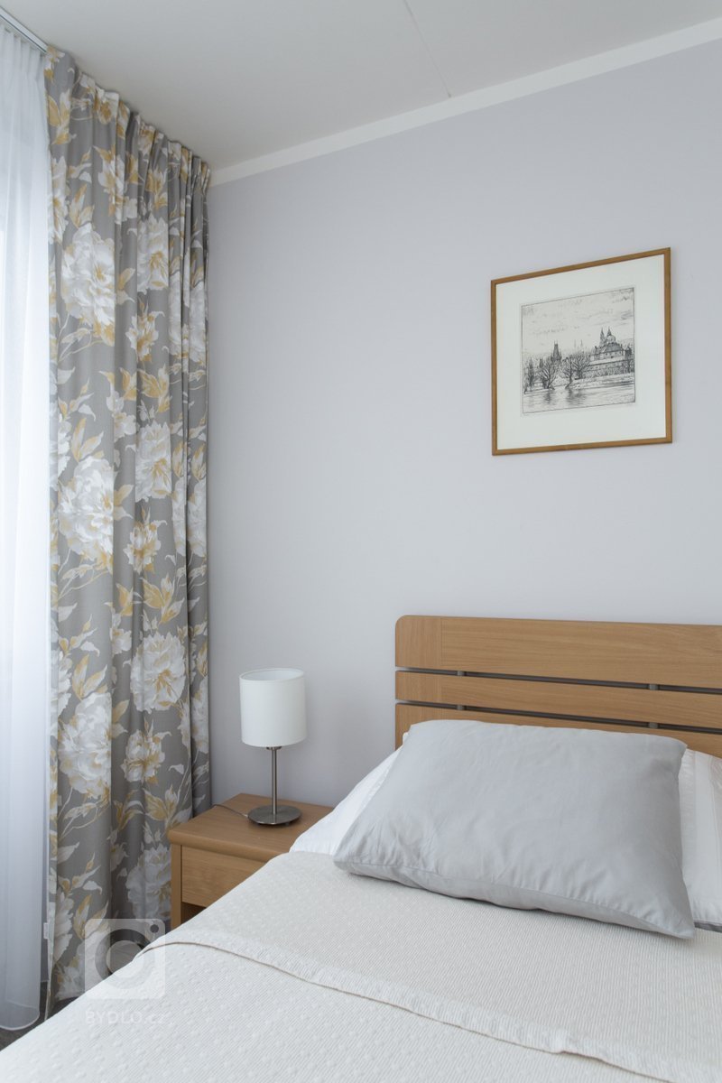 Panelákový byt s tváří moderny. Klasický panelákový byt v Praze prošel částečnou rekonstrukcí. Změnili jsme podlahy, schovali kovové zárubně, vyměnili dveře,…