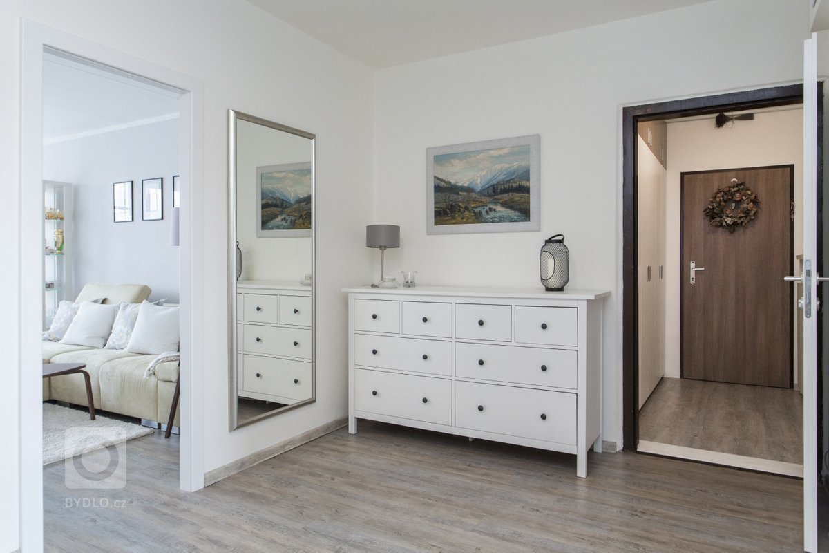 Panelákový byt s tváří moderny. Klasický panelákový byt v Praze prošel částečnou rekonstrukcí. Změnili jsme podlahy, schovali kovové zárubně, vyměnili dveře,…