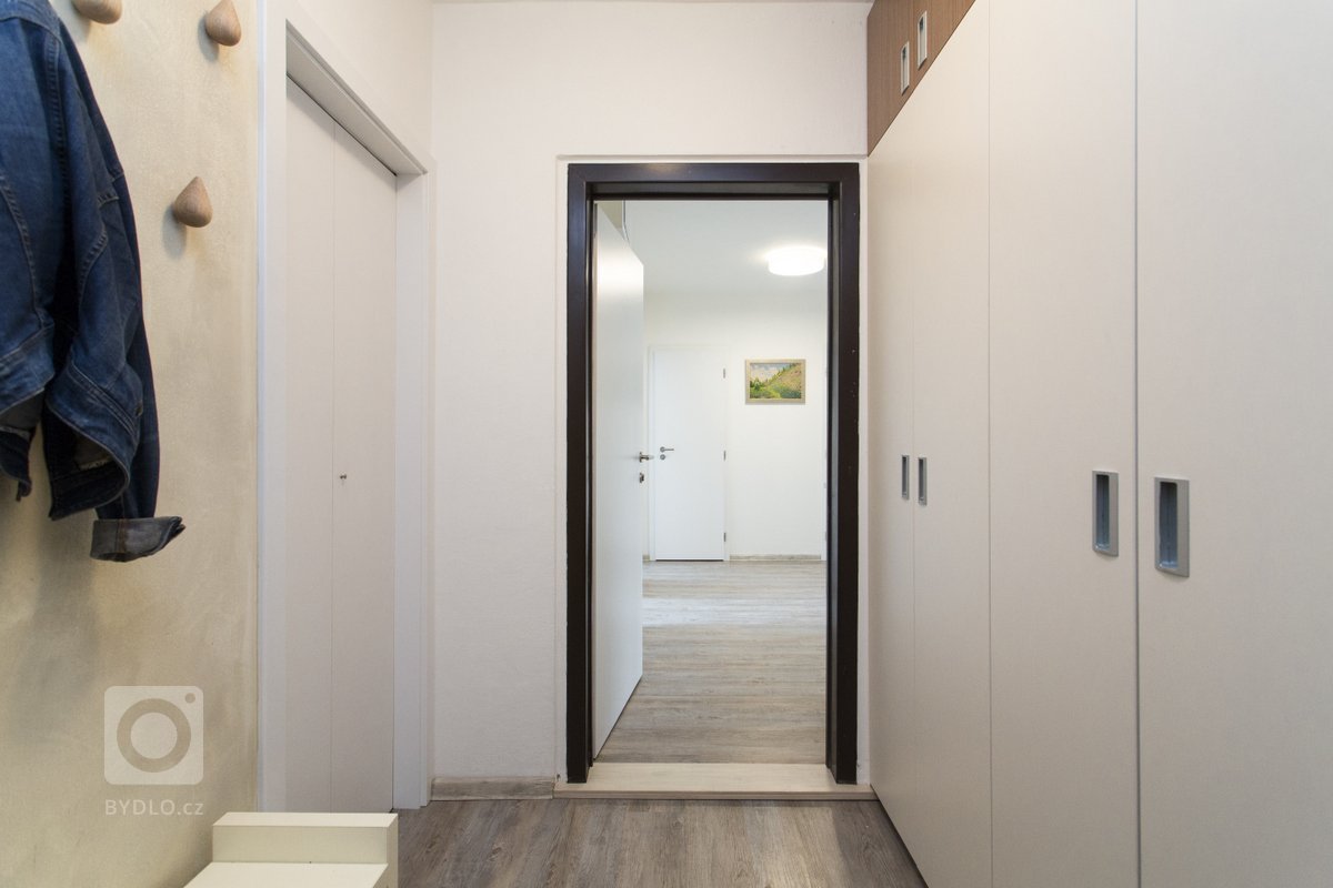 Panelákový byt s tváří moderny. Klasický panelákový byt v Praze prošel částečnou rekonstrukcí. Změnili jsme podlahy, schovali kovové zárubně, vyměnili dveře,…