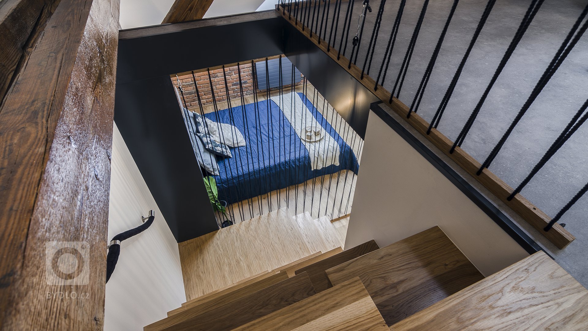 Na začátku tohoto interiéru nebylo nic. Úplně holá půda. Přišli jste nahoru pod střechu, všude jen trámy, holé zdi a tma. Otázka byla, co tu nakonec vznikne, k…