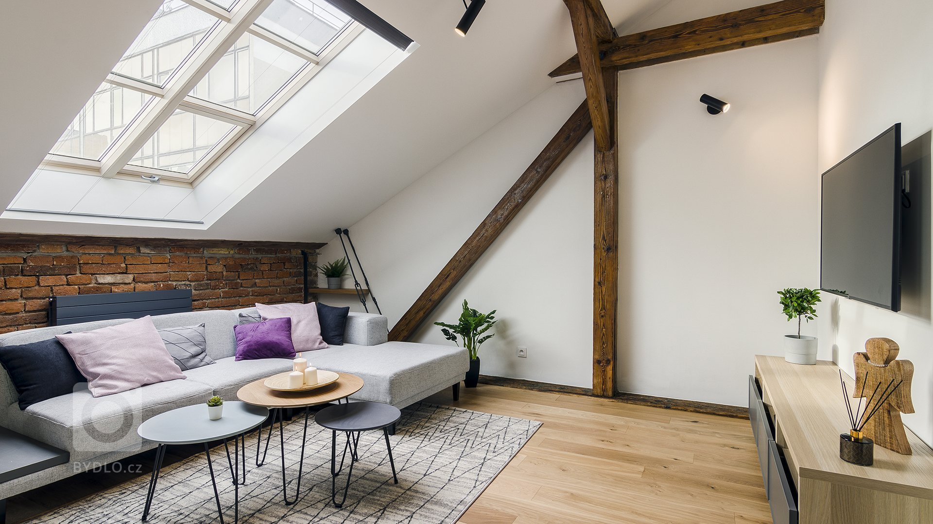Na začátku tohoto interiéru nebylo nic. Úplně holá půda. Přišli jste nahoru pod střechu, všude jen trámy, holé zdi a tma. Otázka byla, co tu nakonec vznikne, k…