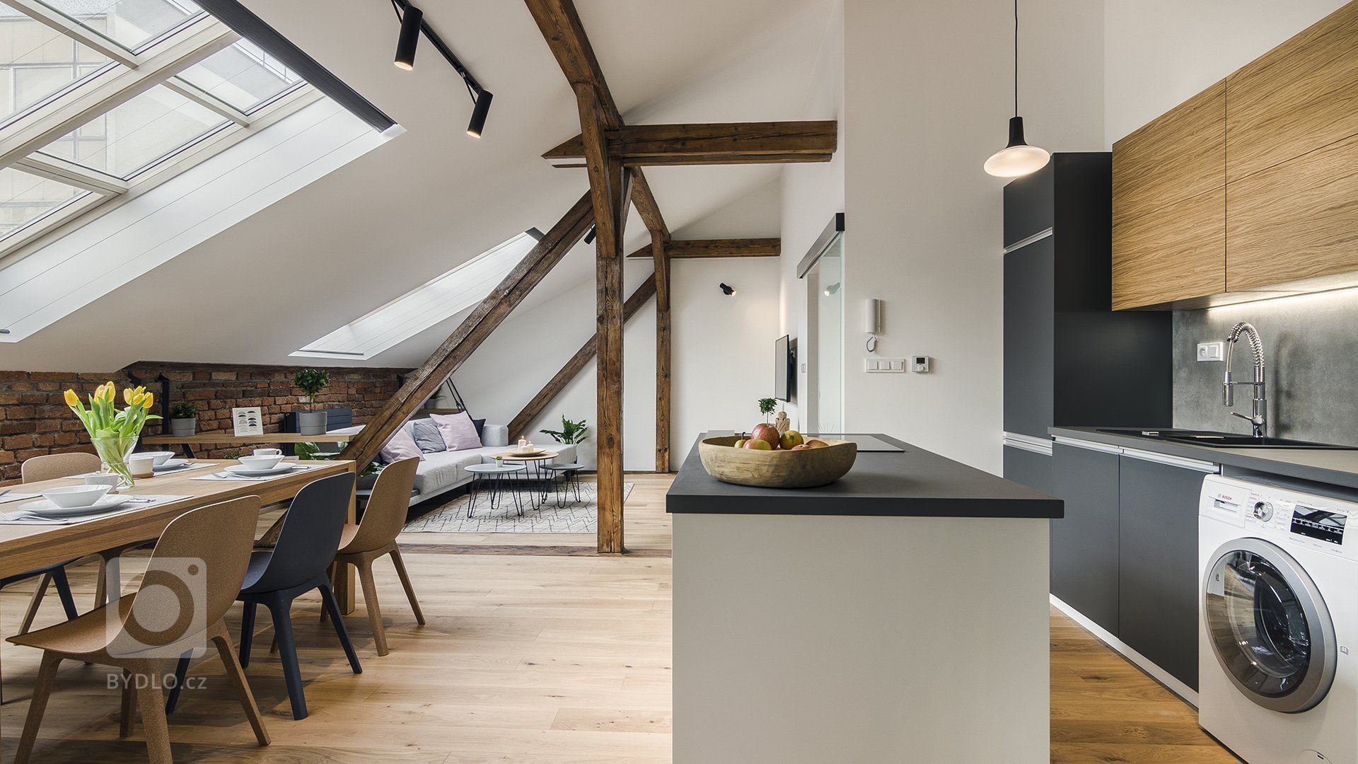 Na začátku tohoto interiéru nebylo nic. Úplně holá půda. Přišli jste nahoru pod střechu, všude jen trámy, holé zdi a tma. Otázka byla, co tu nakonec vznikne, k…