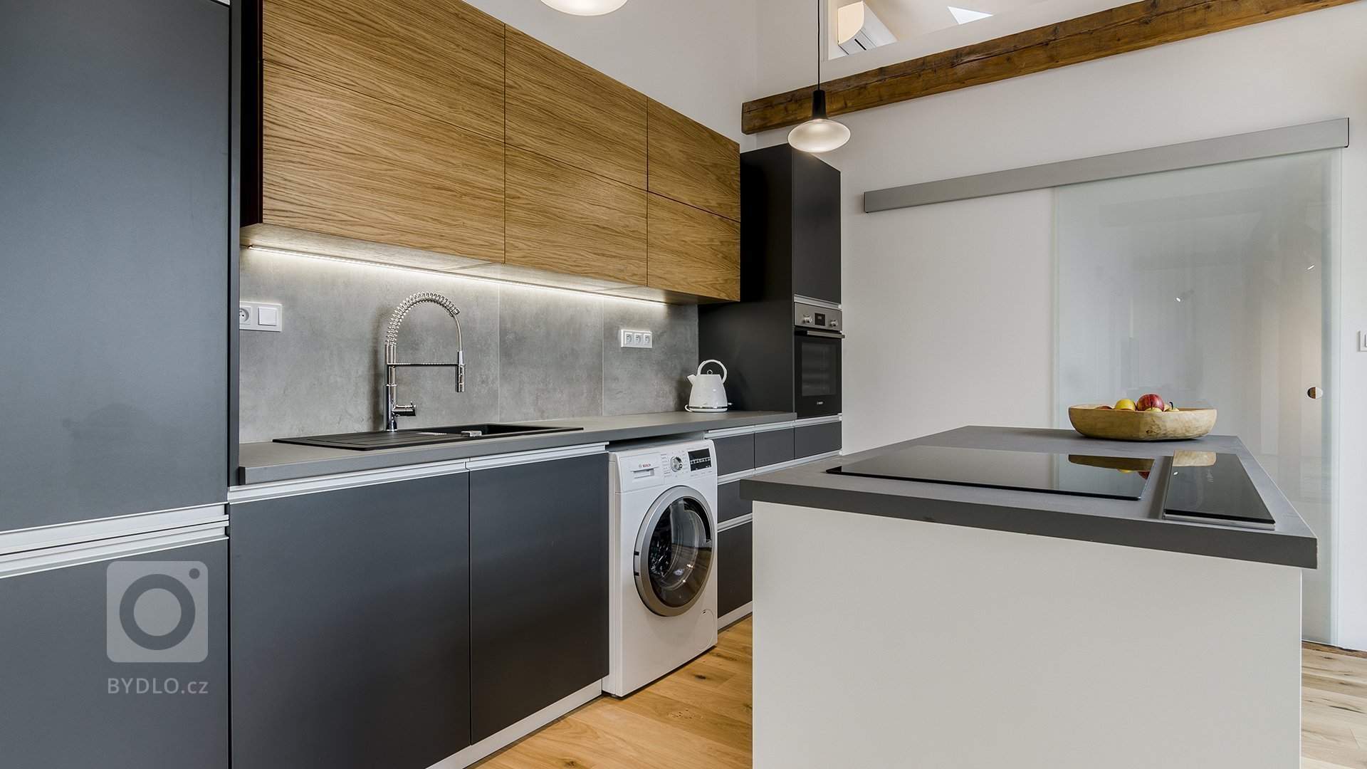 Na začátku tohoto interiéru nebylo nic. Úplně holá půda. Přišli jste nahoru pod střechu, všude jen trámy, holé zdi a tma. Otázka byla, co tu nakonec vznikne, k…