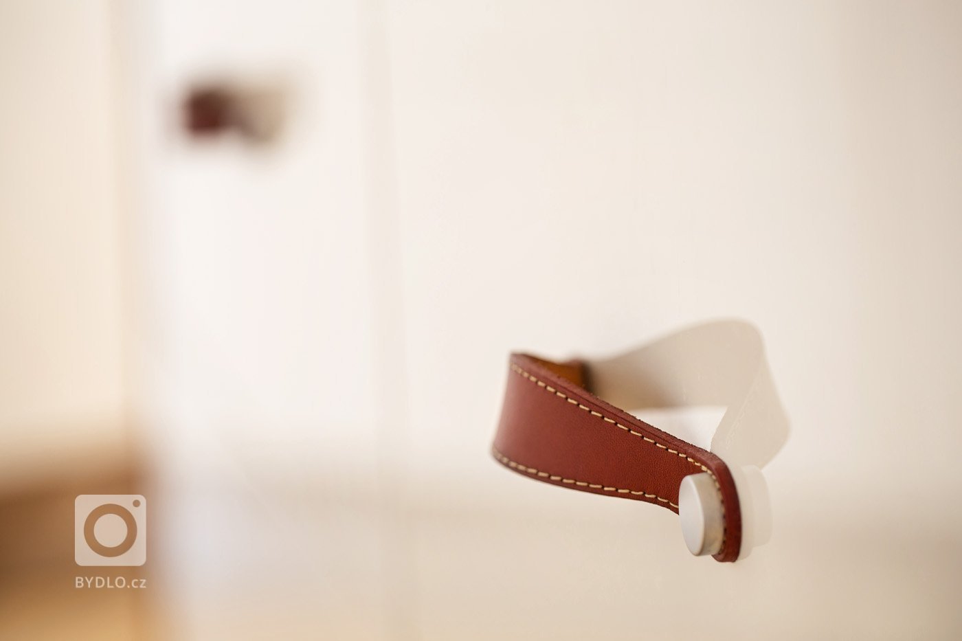 Tento krásný světlý byt, který se nachází v posledním patře činžovního domu na Vinohradech, je dispozičně rozdělen do&nbsp; dvou úrovní. Spodní část, kde…