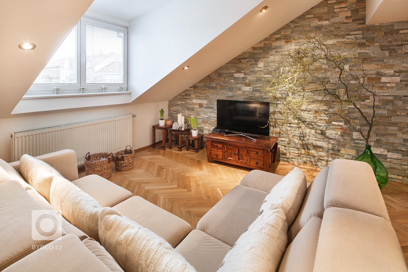 Tento krásný světlý byt, který se nachází v posledním patře činžovního domu na Vinohradech, je dispozičně rozdělen do&nbsp; dvou úrovní. Spodní část, kde…