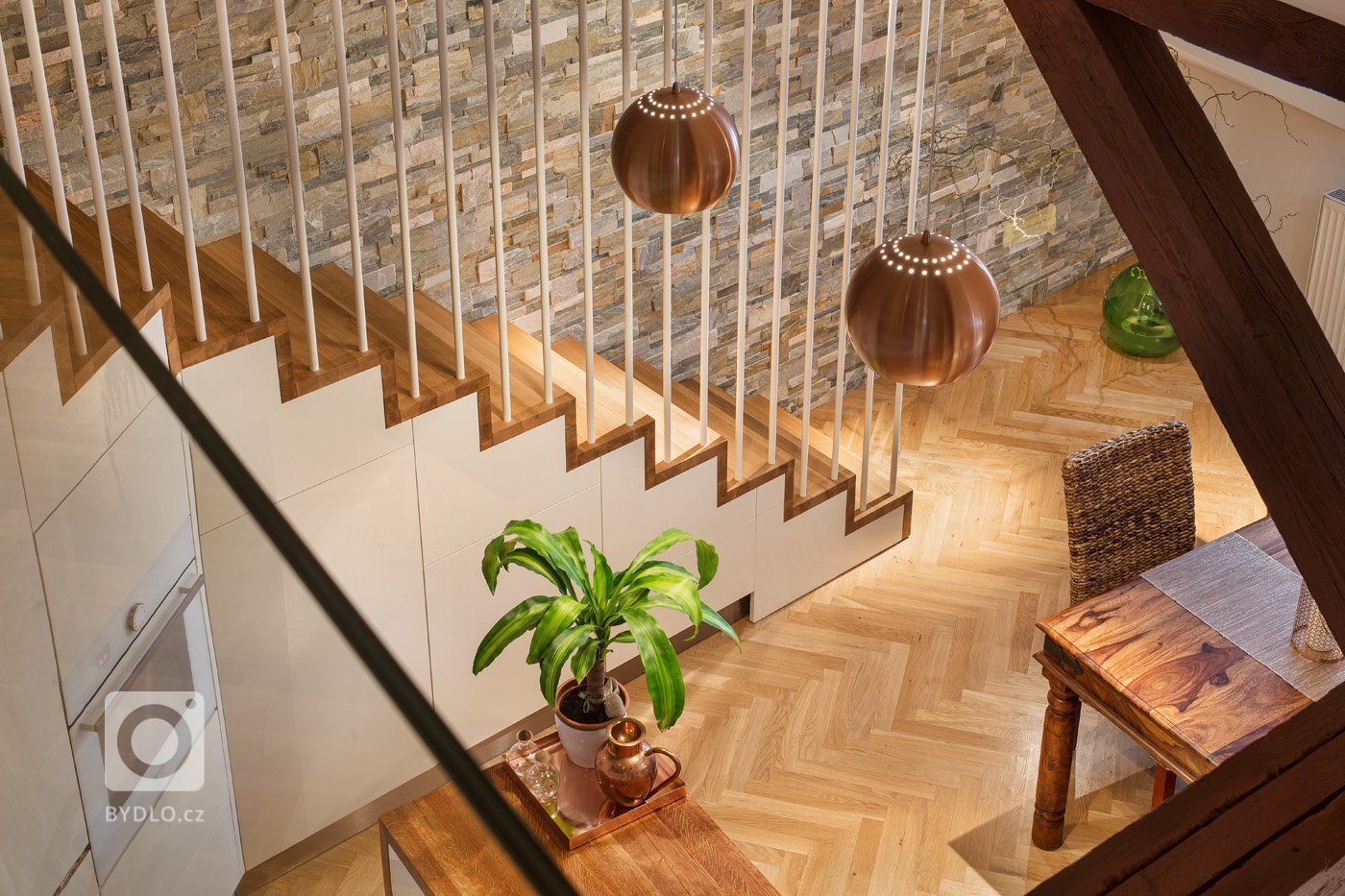 Tento krásný světlý byt, který se nachází v posledním patře činžovního domu na Vinohradech, je dispozičně rozdělen do&nbsp; dvou úrovní. Spodní část, kde…