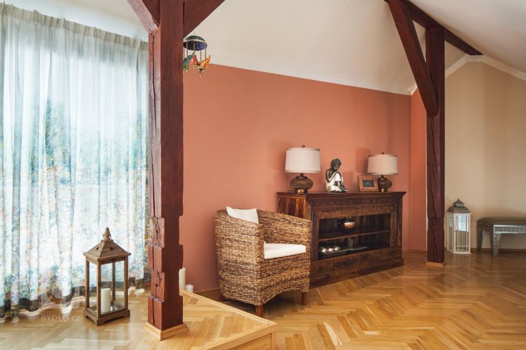 Tento krásný světlý byt, který se nachází v posledním patře činžovního domu na Vinohradech, je dispozičně rozdělen do&nbsp; dvou úrovní. Spodní část, kde…
