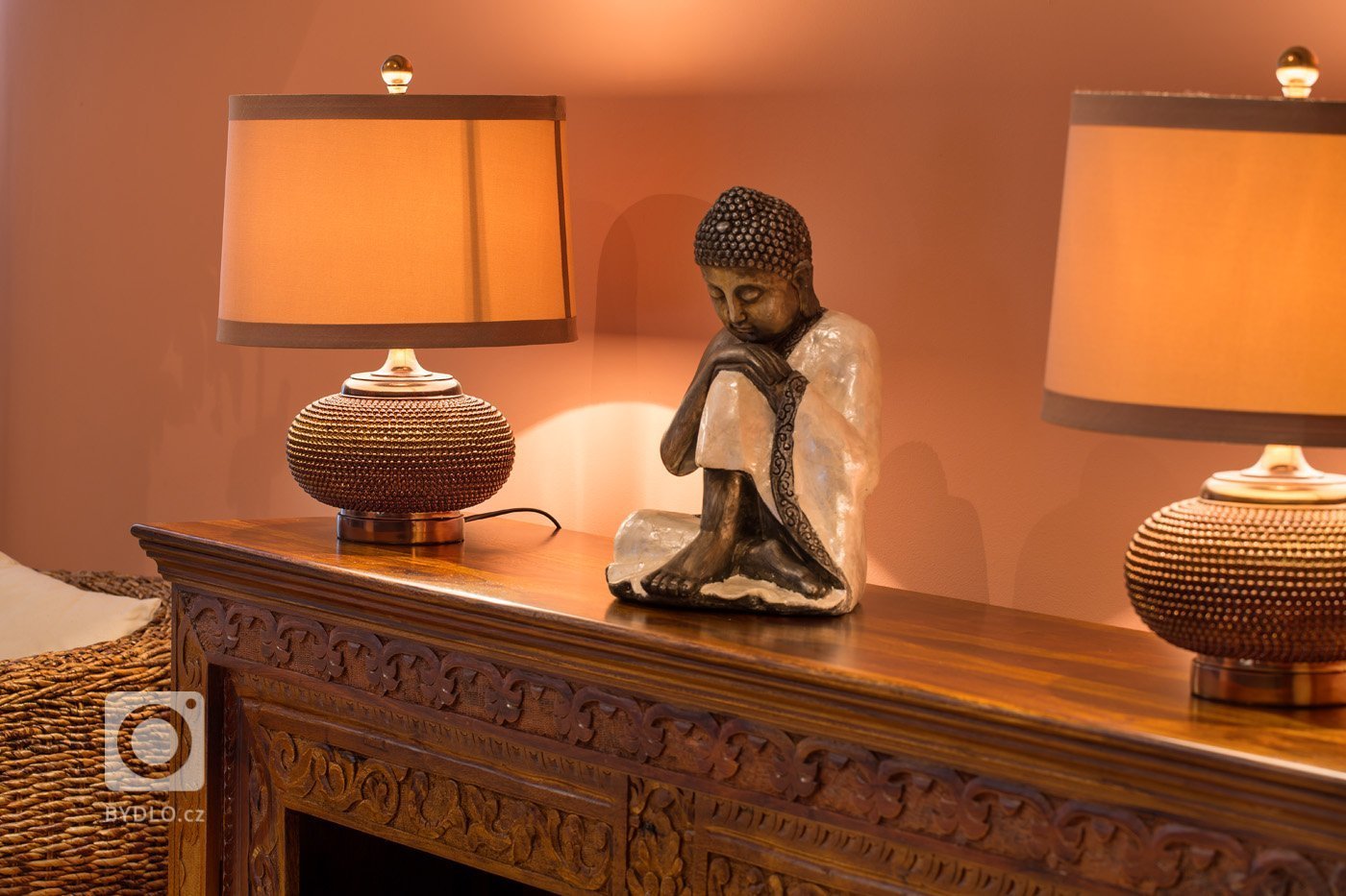 Tento krásný světlý byt, který se nachází v posledním patře činžovního domu na Vinohradech, je dispozičně rozdělen do&nbsp; dvou úrovní. Spodní část, kde…