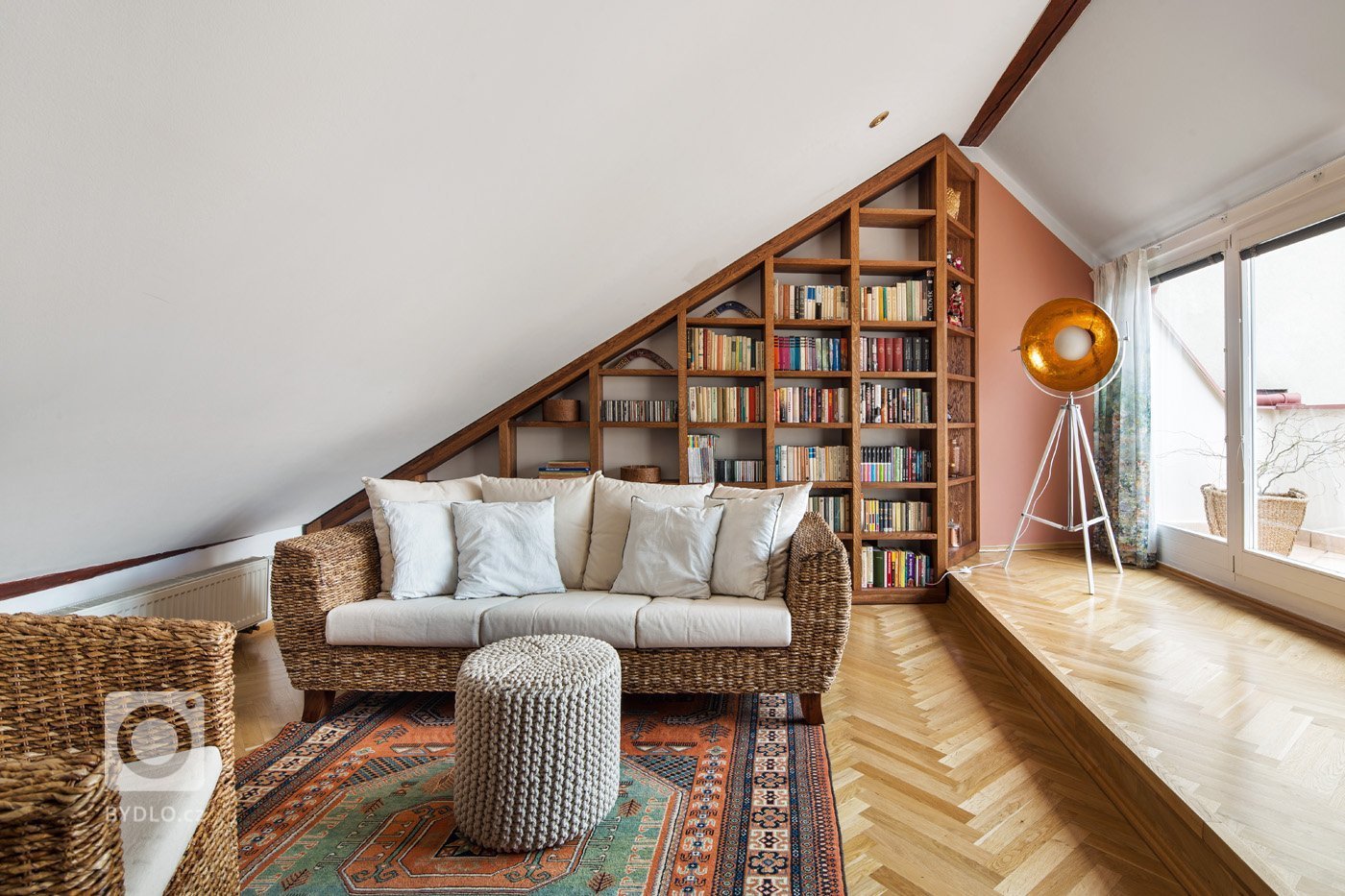 Tento krásný světlý byt, který se nachází v posledním patře činžovního domu na Vinohradech, je dispozičně rozdělen do&nbsp; dvou úrovní. Spodní část, kde…